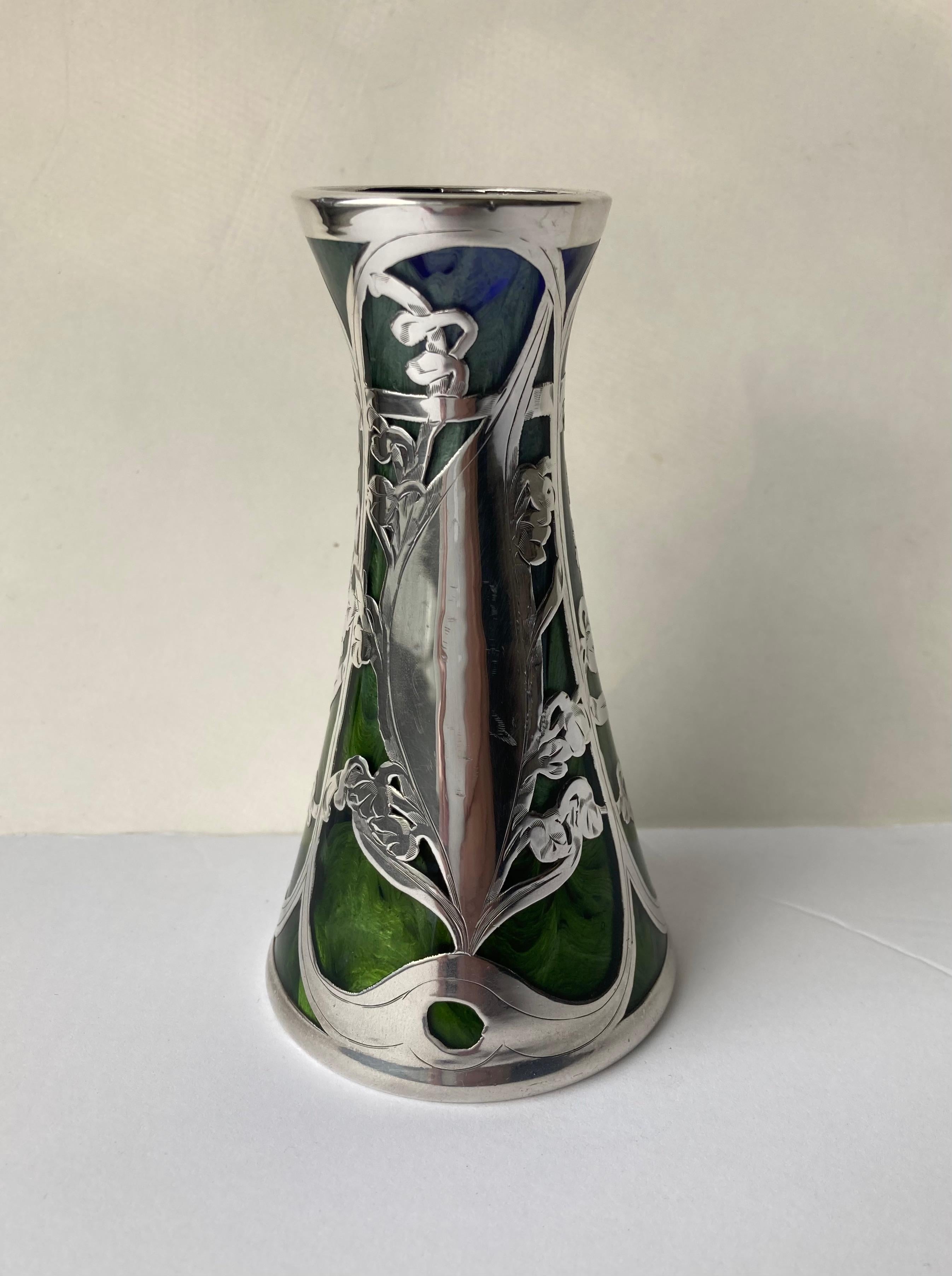 Verre Loetz, vase Art Nouveau « Titania » recouvert d'argent vert tourbillonnant en vente
