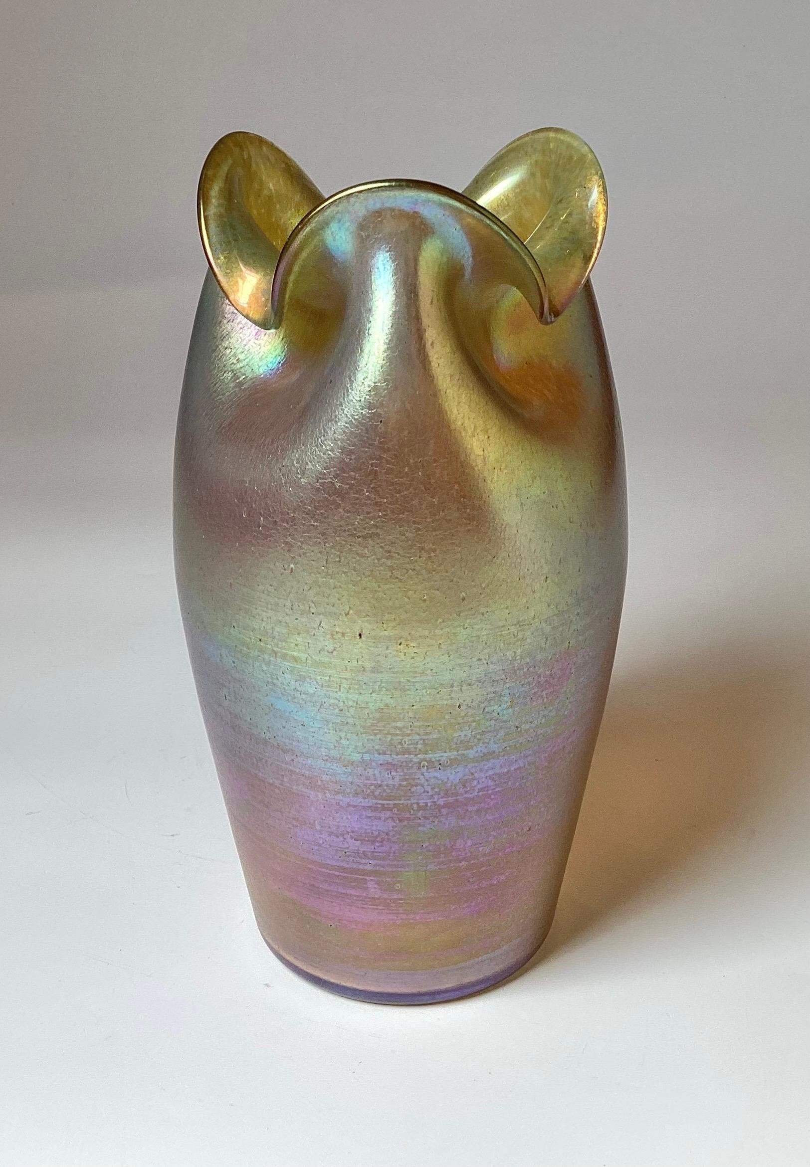 Uno splendido e raro vaso alto in vetro iridescente dorato di Loetz.  Il colore iridescente con un forte sottotono dorato, il pontile lucido e il bordo increspato della parte superiore.  9,5 pollici di altezza e 5 pollici di diametro