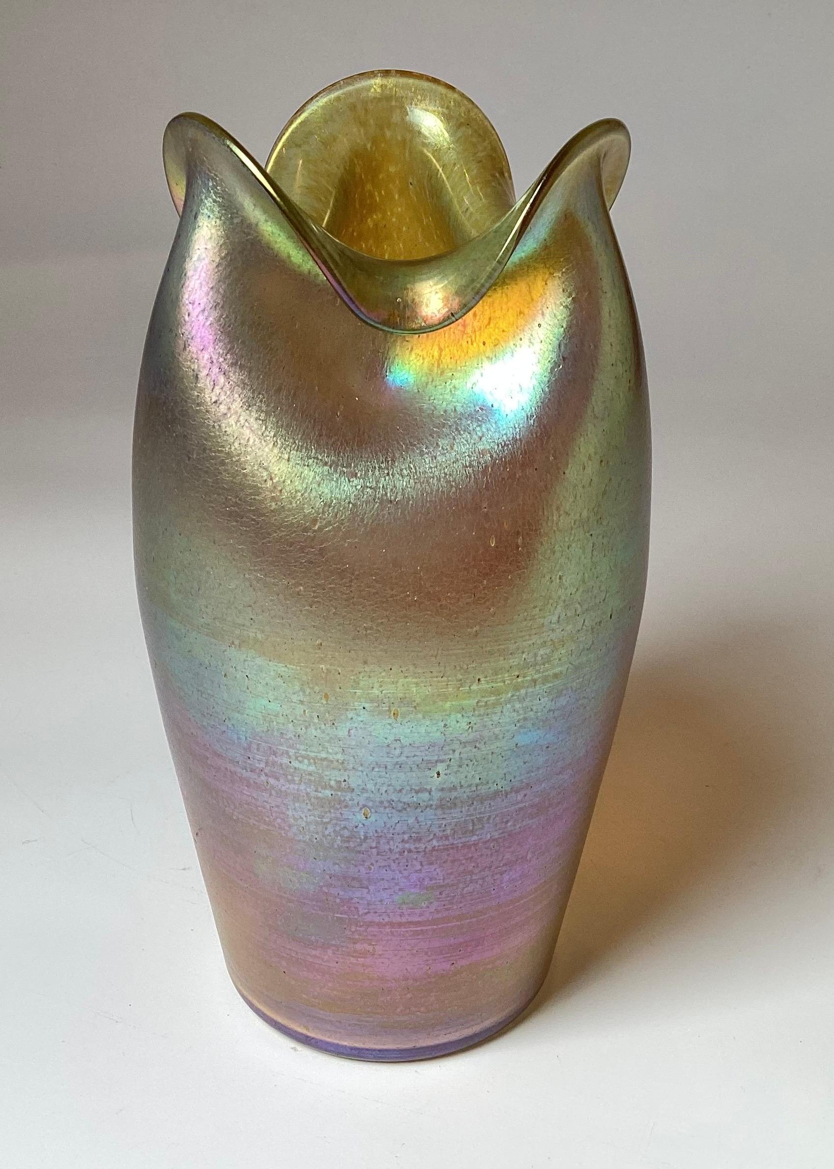 Art Nouveau Vaso Loetz Iridescente d'oro con spillo in vendita