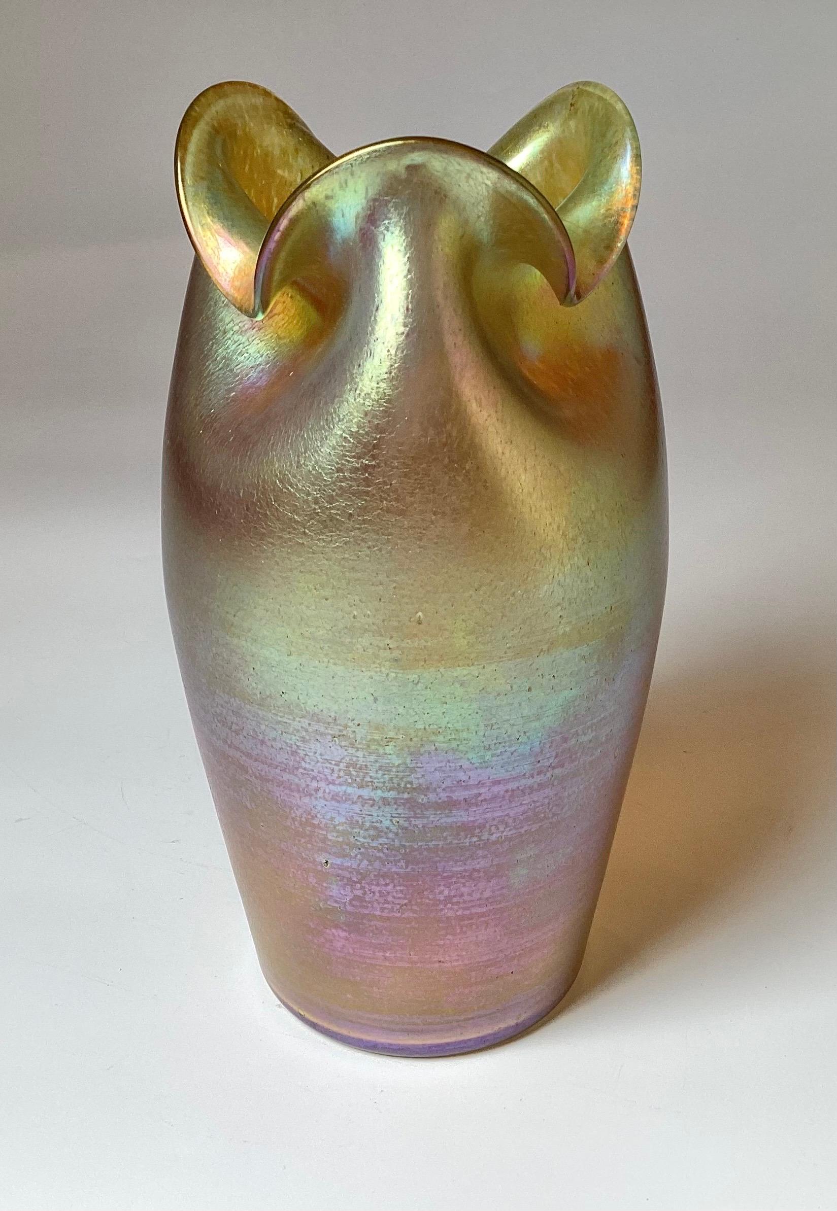 Ceco Vaso Loetz Iridescente d'oro con spillo in vendita