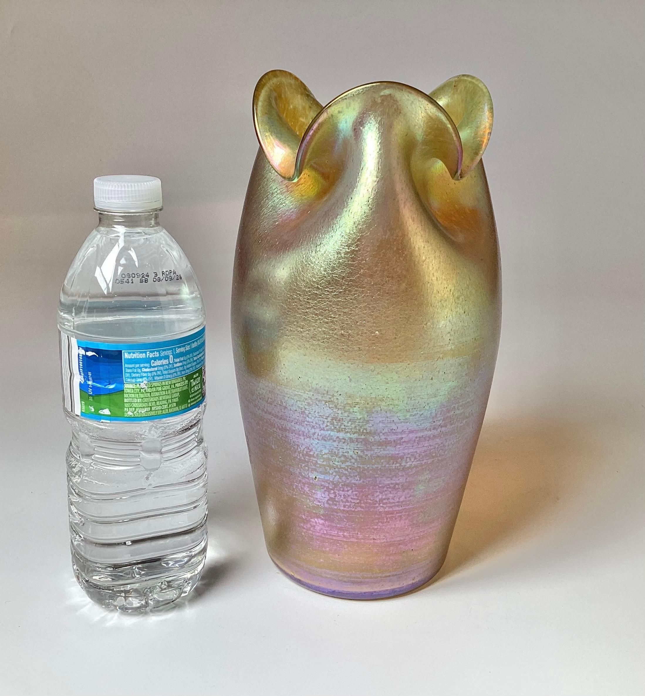 Vaso Loetz Iridescente d'oro con spillo In condizioni ottime in vendita a Lambertville, NJ