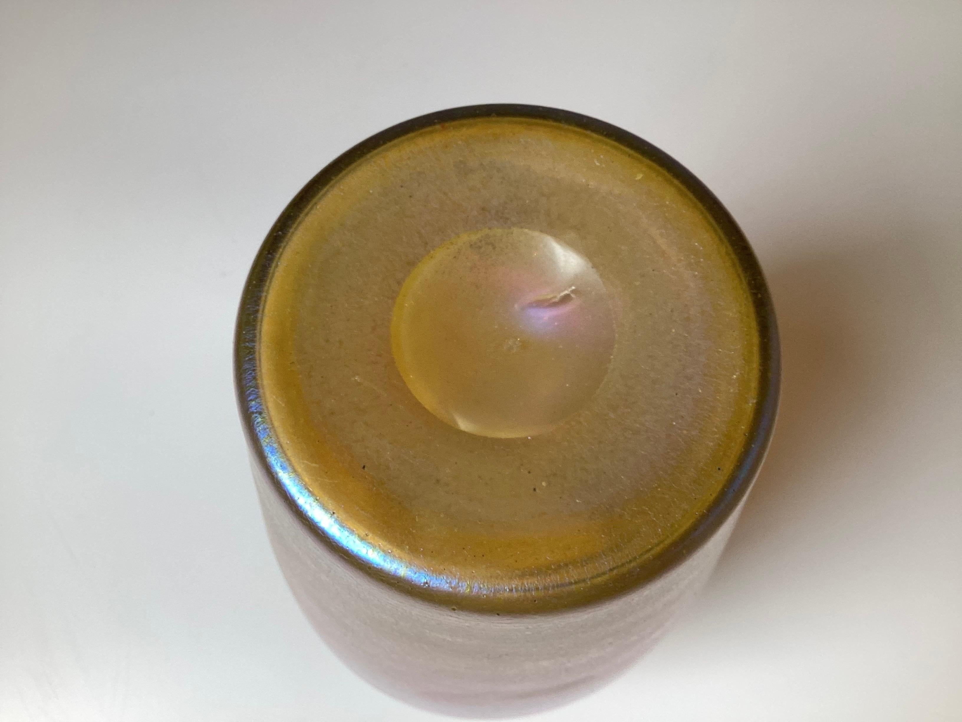 Inizio XX secolo Vaso Loetz Iridescente d'oro con spillo in vendita