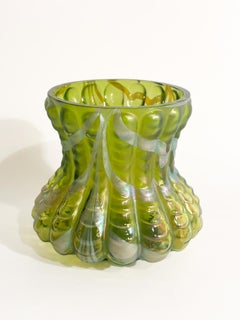 Jarrón Loetz de vidrio verde y plata iridiscente Años 50