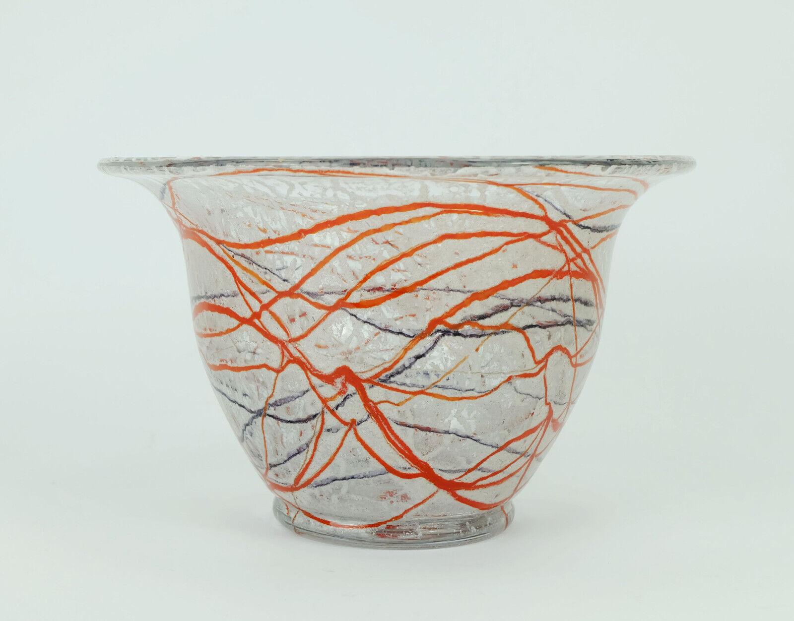 Precioso jarrón (o cuenco alto) alemán Art Déco de vidrio soplado a mano, de Loetz Klostermühle Bohemia, años 30. Cristal naranja a rojo, blanco, morado oscuro y transparente con inclusiones de polvo. 

Muy buen estado, sin