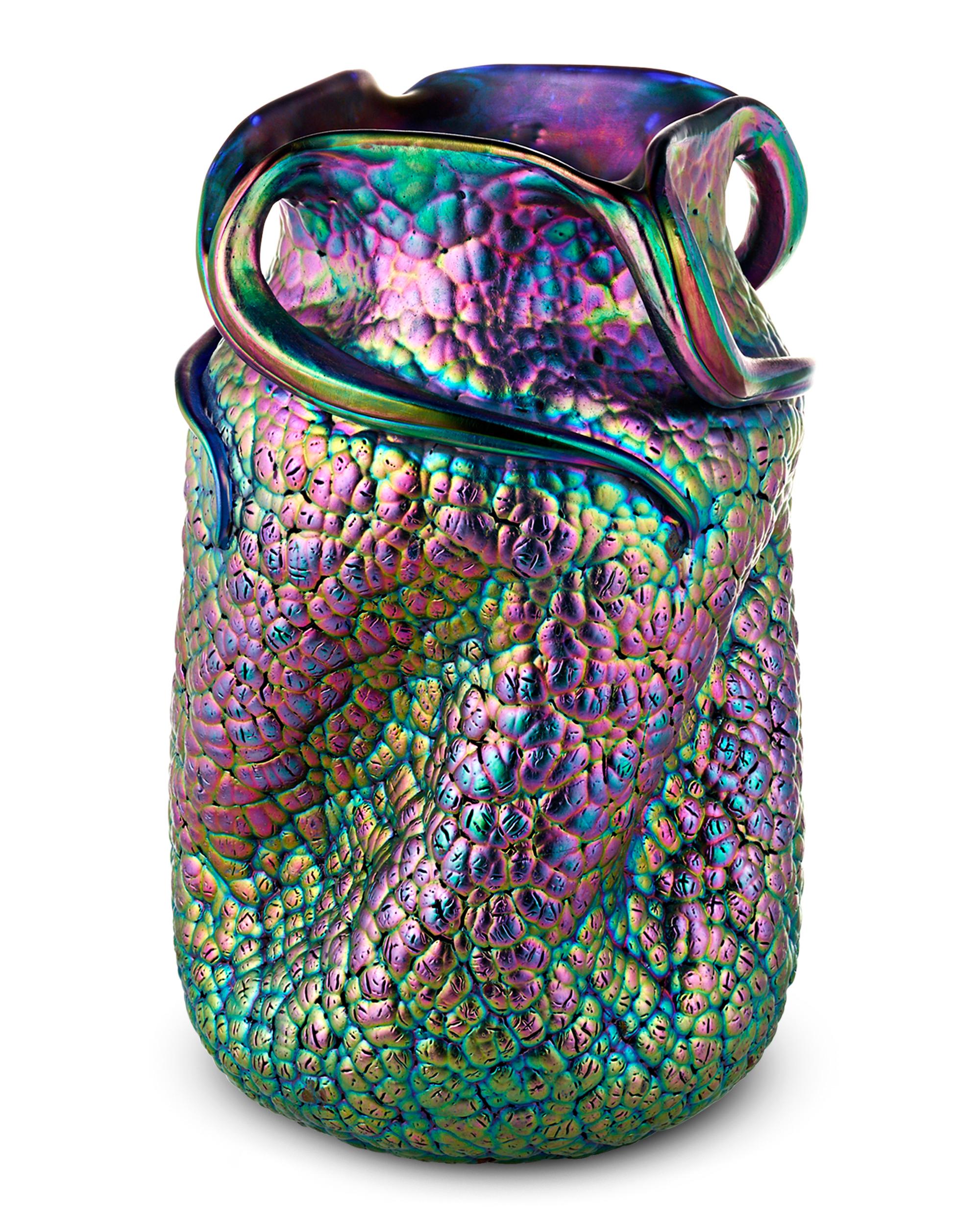 Questo straordinario vaso in vetro artistico in stile Lava fa parte del Phaenomen Genre 377 di Loetz, la straordinaria collezione presentata all'Esposizione Mondiale di Parigi del 1900. La variante di colore Creta di questo particolare vaso mostra