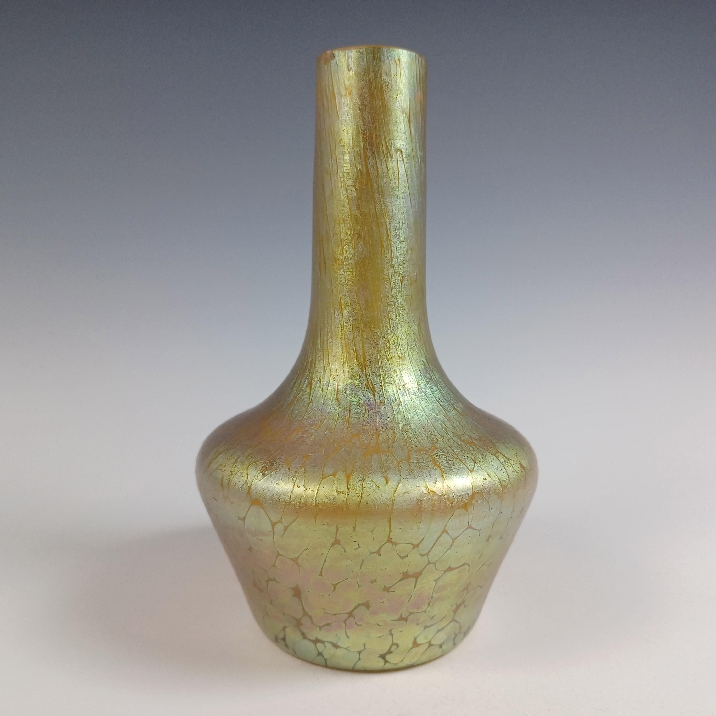 Aquí tenemos un precioso jarrón austriaco de cristal dorado del periodo art nouveau de finales del siglo XIX. Tiene un impresionante acabado aceitoso e iridiscente. Fabricado por Loetz, forma parte de su gama de modelos 