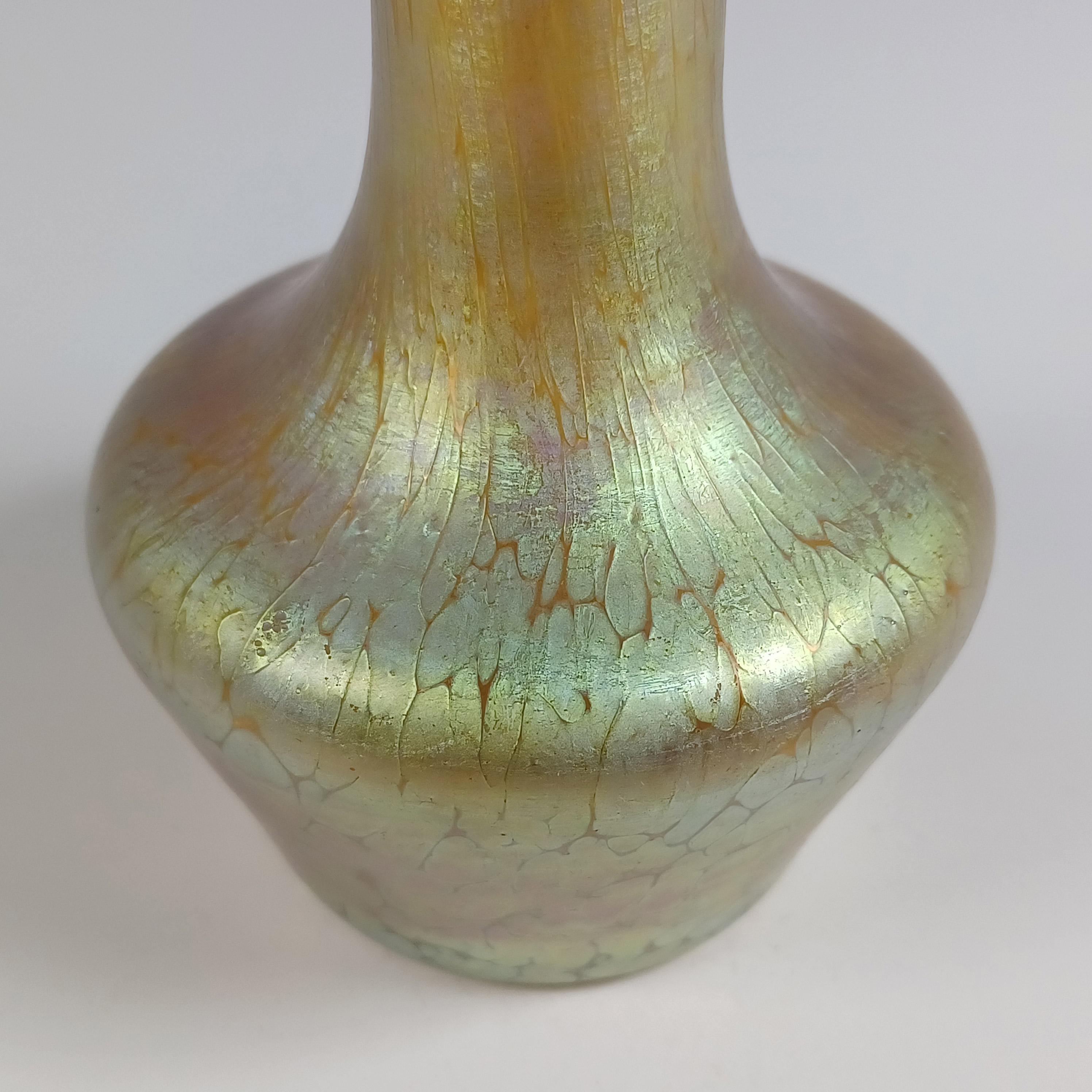 Loetz / Lötz Art Nouveau Jarrón de cristal iridiscente Candia Papillon Fines del siglo XIX en venta