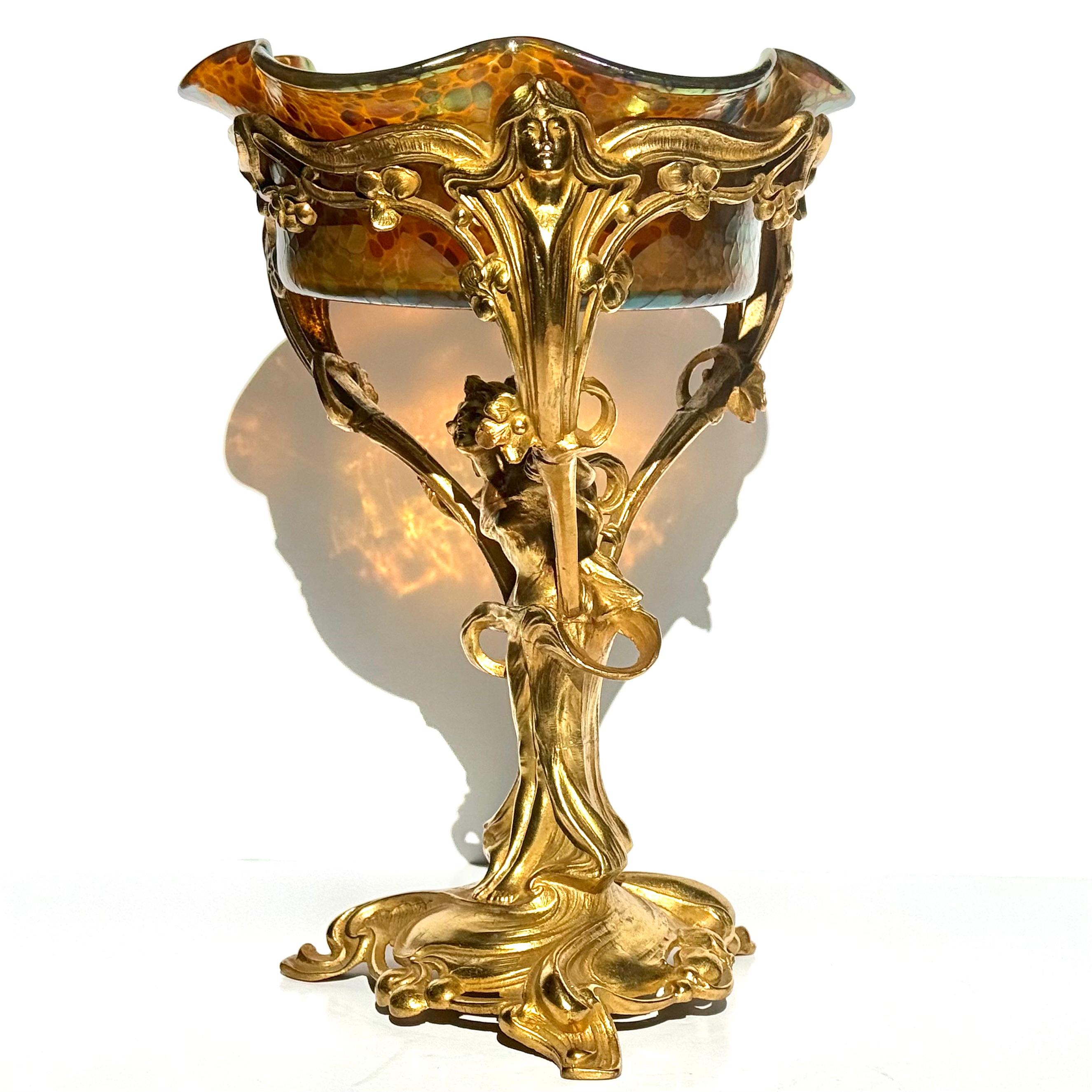 Vase Compote en verre à taches d'huile et métal doré Art Nouveau
République tchèque
Circa. 1900 Art Nouveau 
Hauteur : 11,75 pouces X  Diamètre de 8,28 pouces.
Condit : Très bon, avec une usure correspondant à l'âge et à l'utilisation. 

AVANTIQUES