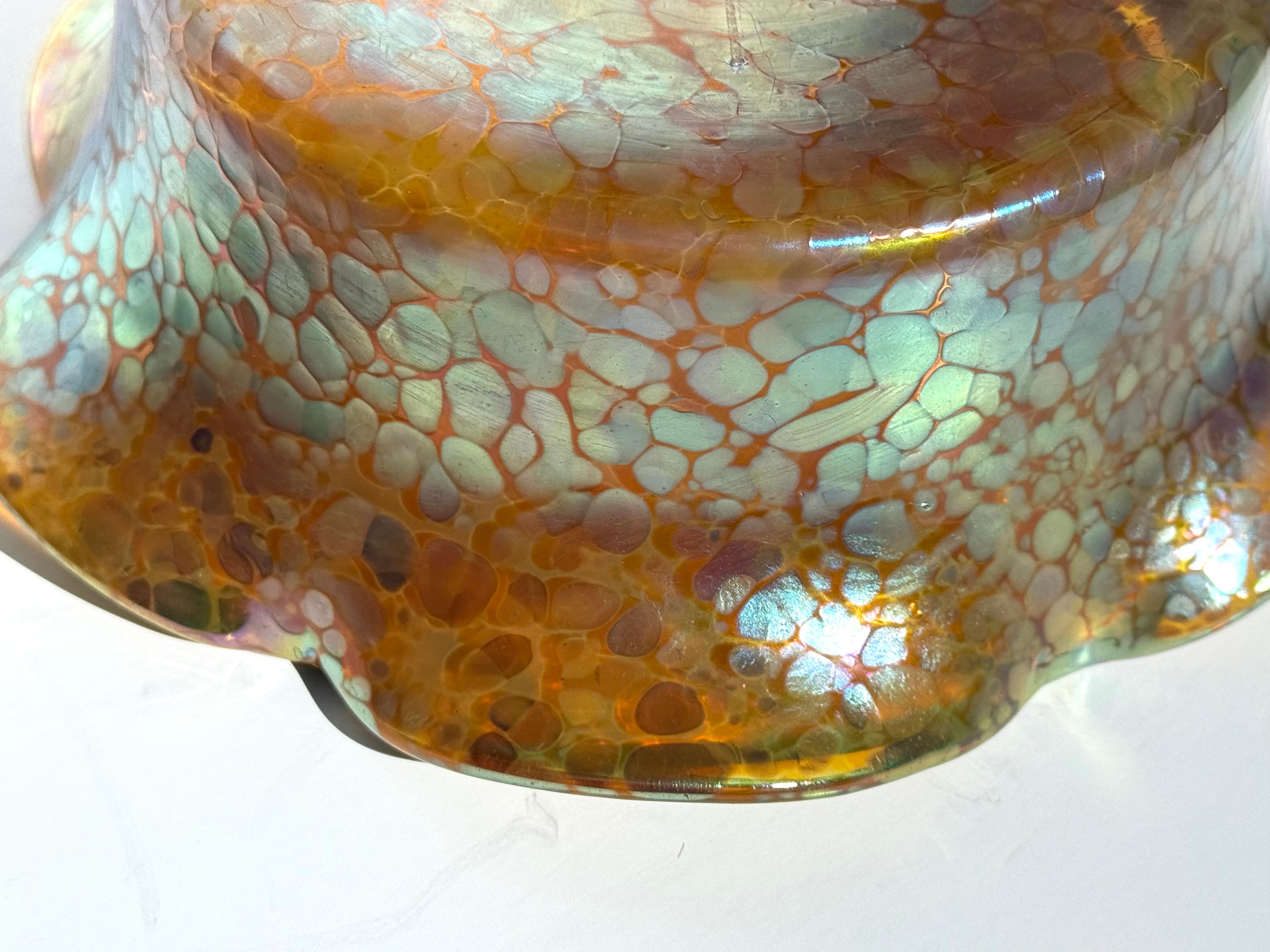 Vase Compote en verre à taches d'huile et métal doré Art Nouveau en vente 1