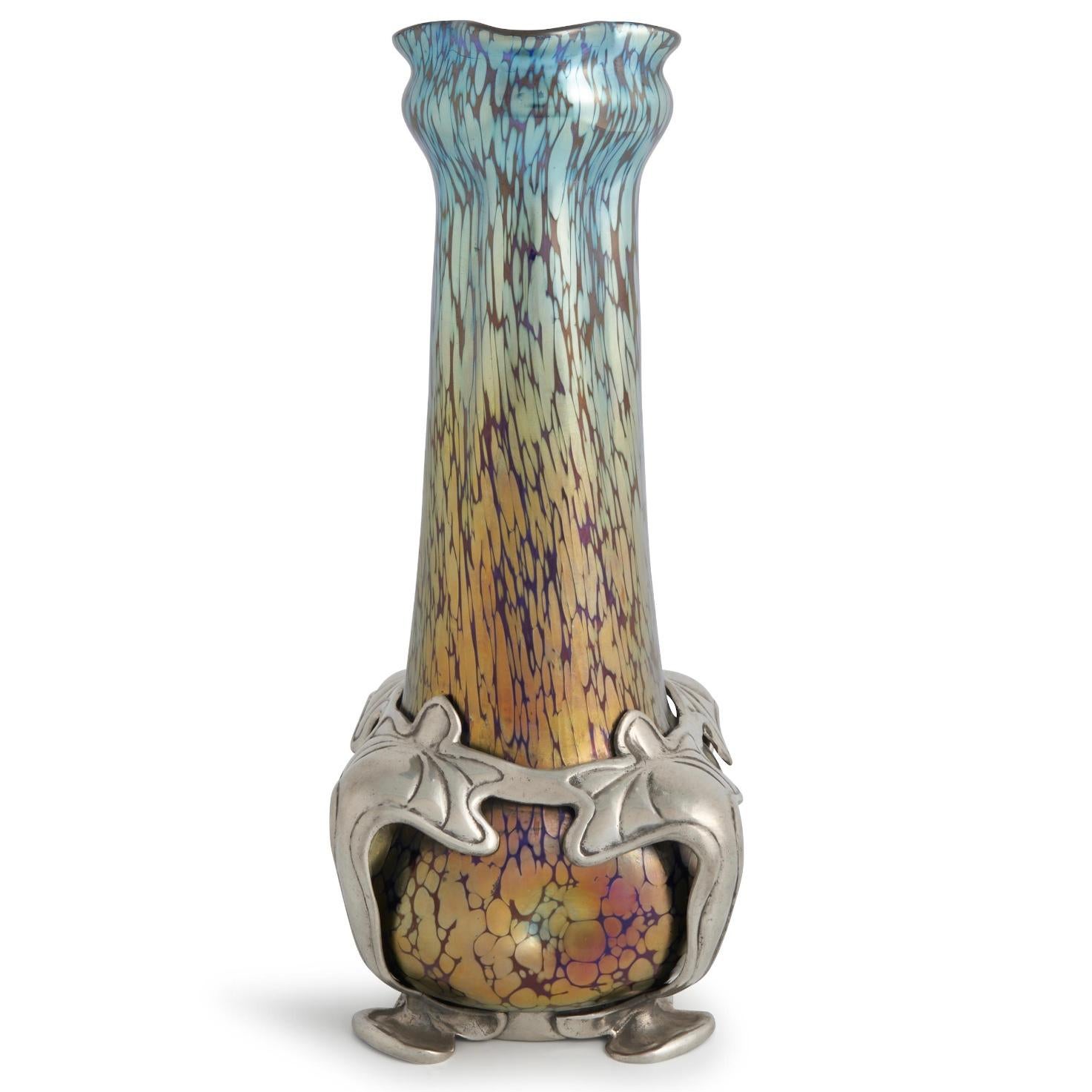 Vaso in vetro Loetz Papillon misto cobalto, verde e rosso. Un raro vaso in vetro artistico Art Nouveau con papillon iridescente e colori misti, montato con una montatura in peltro a volute, in condizioni meravigliose e pronto a diventare il fiore