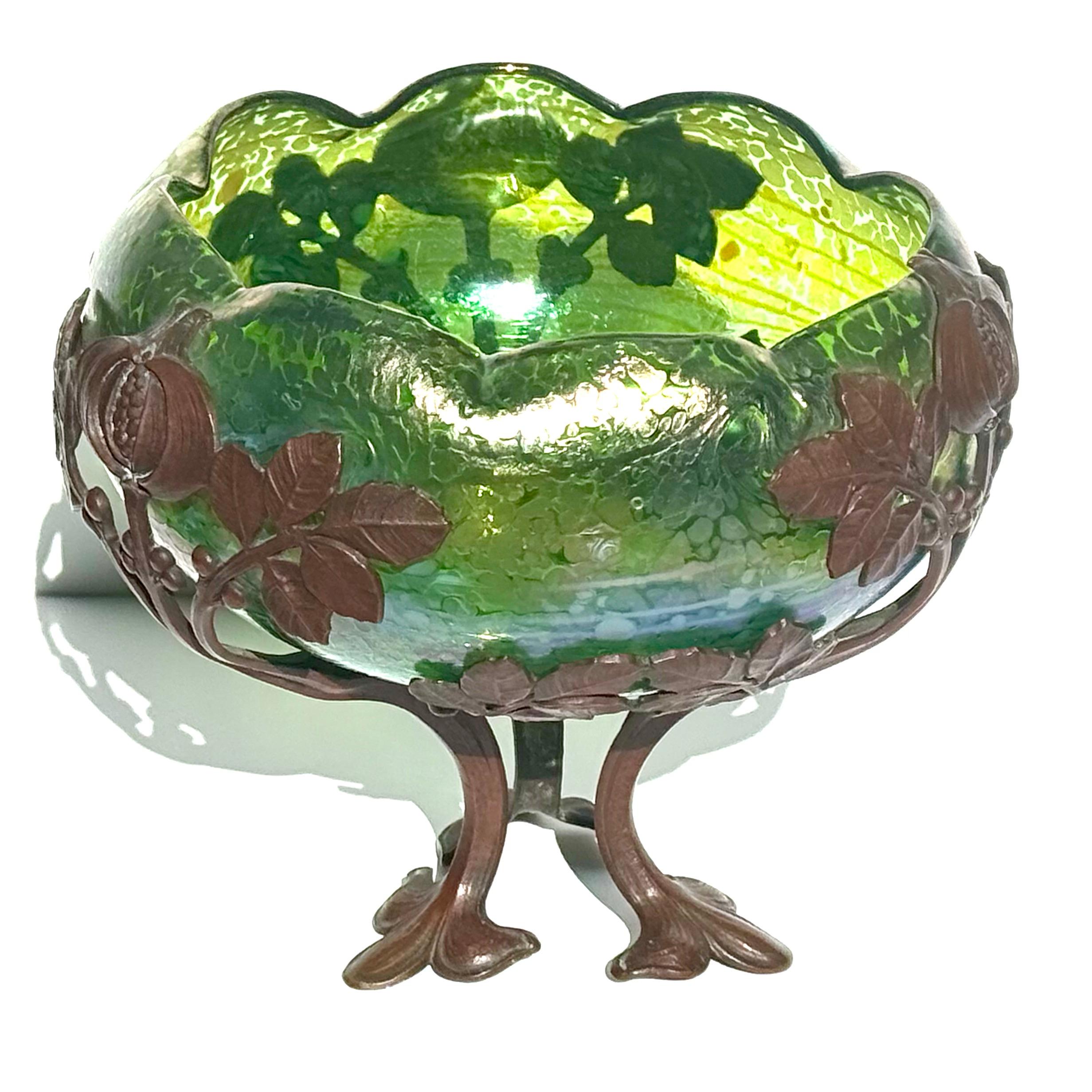Loetz Glass e la ciotola montata in metallo iridescente
Repubblica Ceca
Circa. 1900
Non segnato
Altezza. 7,25 pollici, diametro 8,5 pollici.
Condizioni: Eccellente
 
AVANTIQUES si dedica a fornire una collezione esclusiva e curata di belle arti,