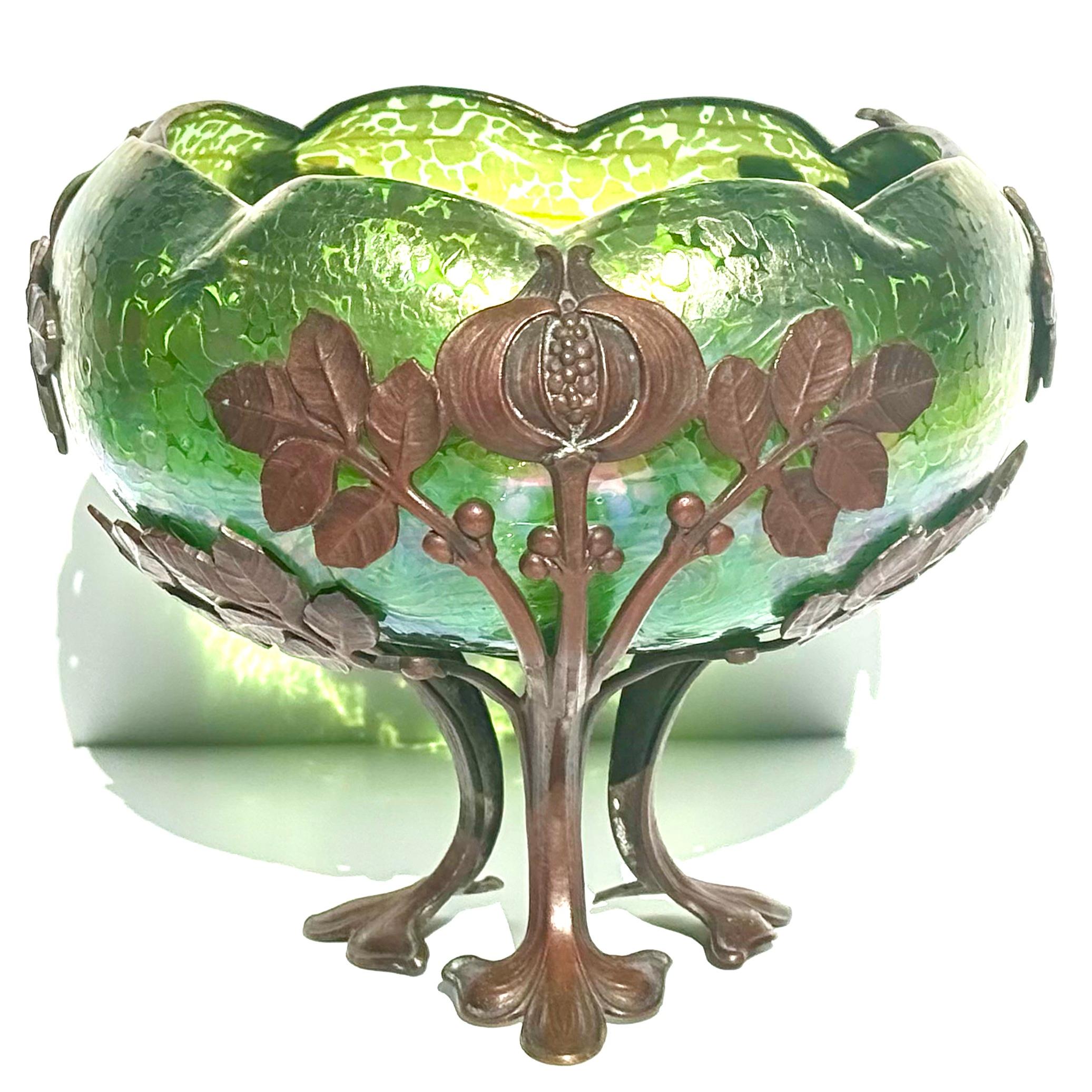 Art Nouveau Loetz Papillon - Ciotola in vetro iridescente e metallo montata in vendita