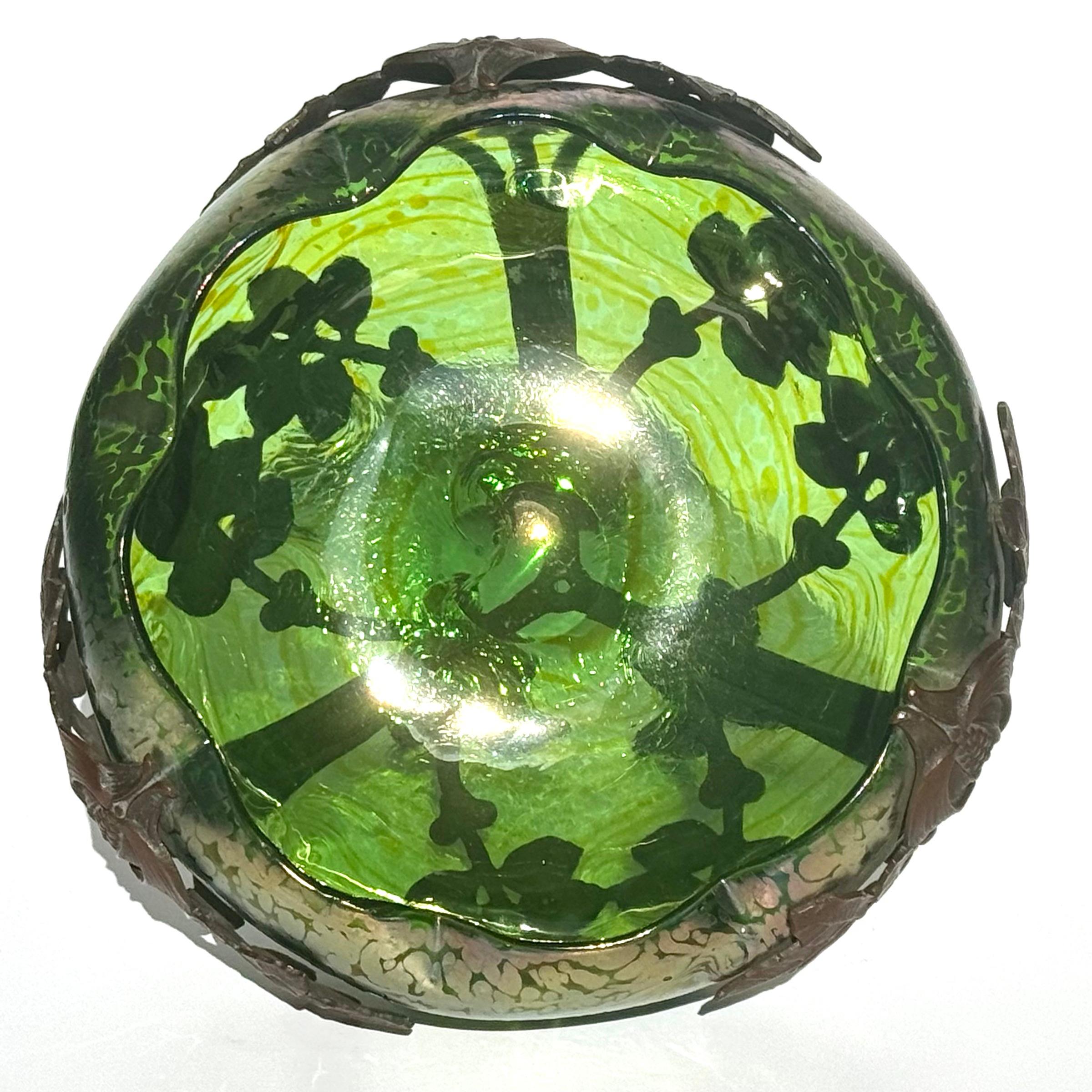Loetz Papillon - Ciotola in vetro iridescente e metallo montata In condizioni ottime in vendita a Dallas, TX