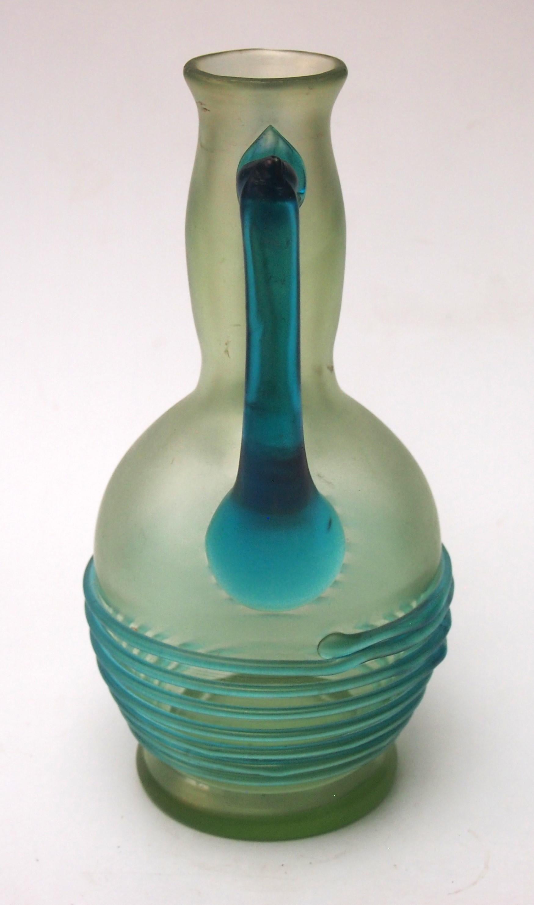 Pichet/vase inhabituel à motif Ophheus de Loetz - Le motif Opheus, bien documenté, est rare ; il a généralement un fond Olympia (clair) avec des fils bleu clair régulièrement enroulés ; parfois, il a aussi des prunts mamelonnés bleu clair (mais pas