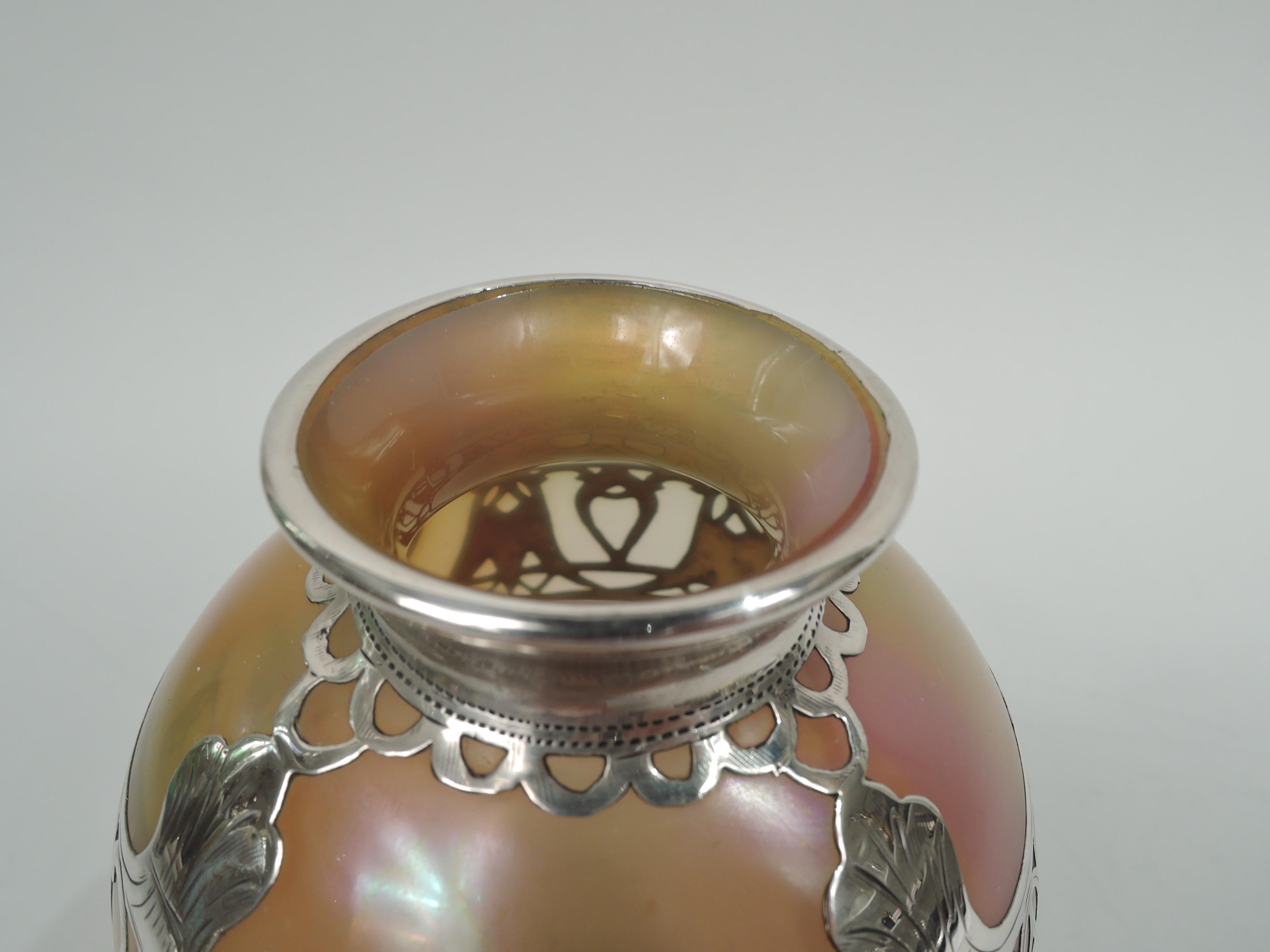 Art nouveau Loetz - Vase Silberiris Art Nouveau incrusté d'argent irisé en vente