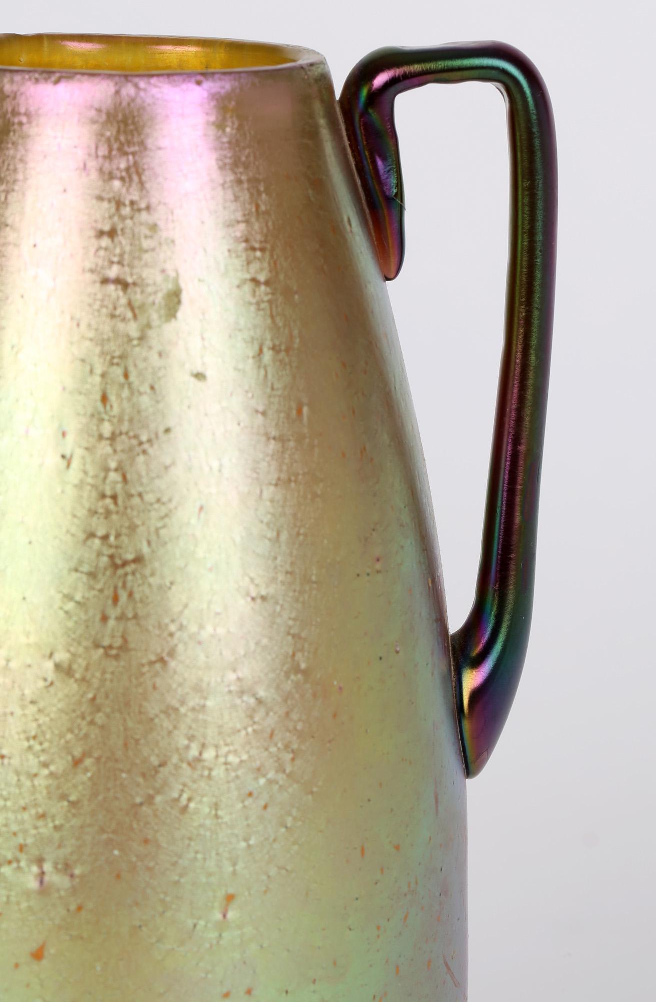 Austriaco Loetz Silberiris Candia Vaso in vetro a due manici iridescente in vendita