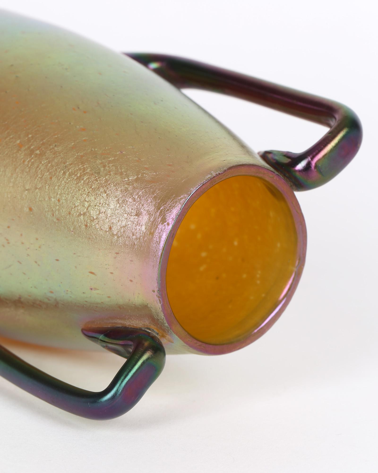Inizio XX secolo Loetz Silberiris Candia Vaso in vetro a due manici iridescente in vendita