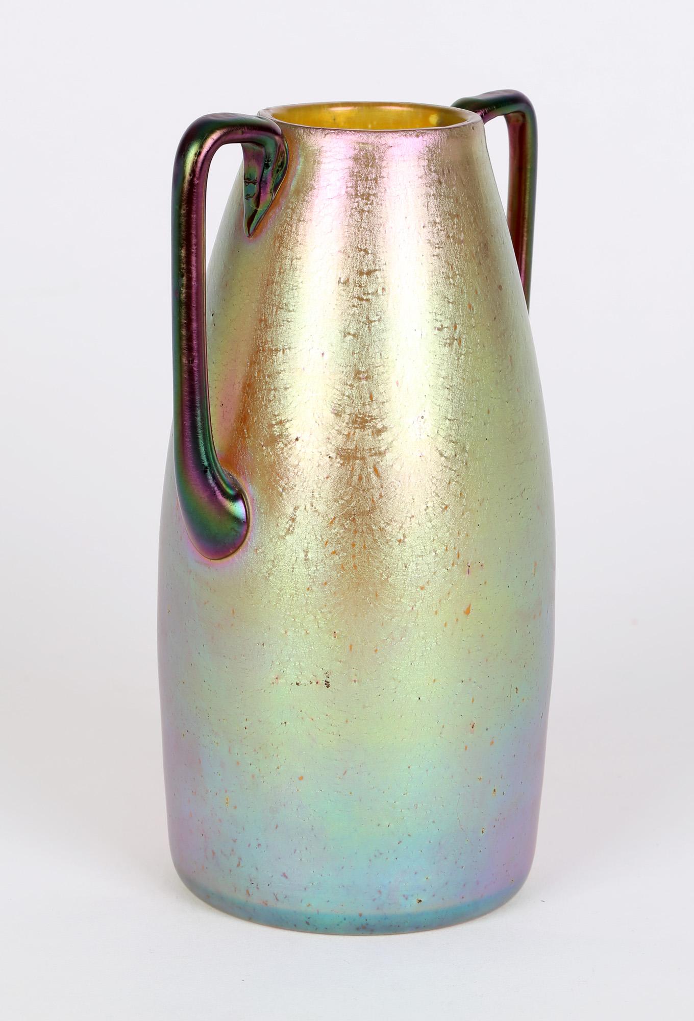 Vetro soffiato Loetz Silberiris Candia Vaso in vetro a due manici iridescente in vendita
