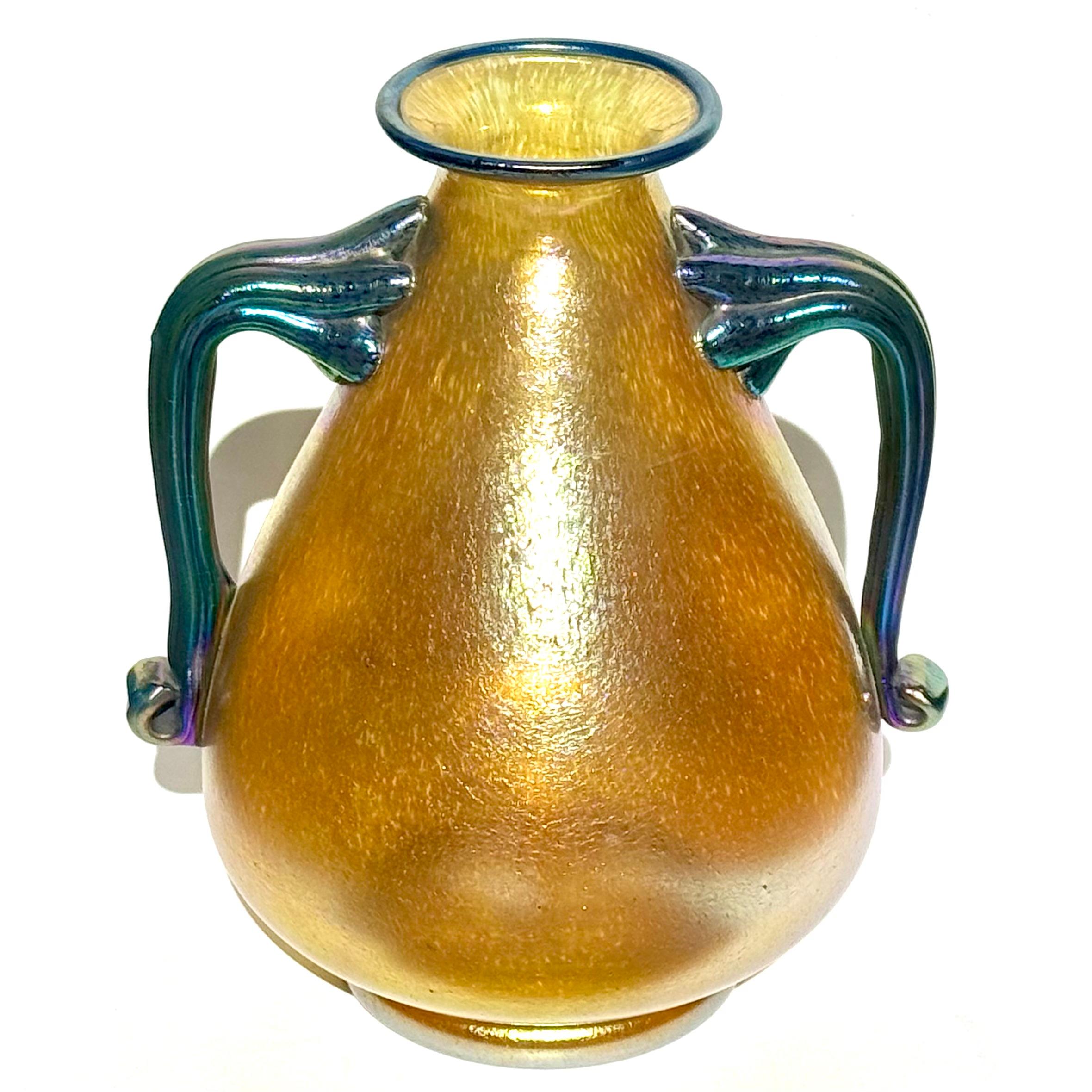 Cotto in fornace Vaso Loetz Silberiris Oro Iridescente a due manici Art Nouveau in vendita