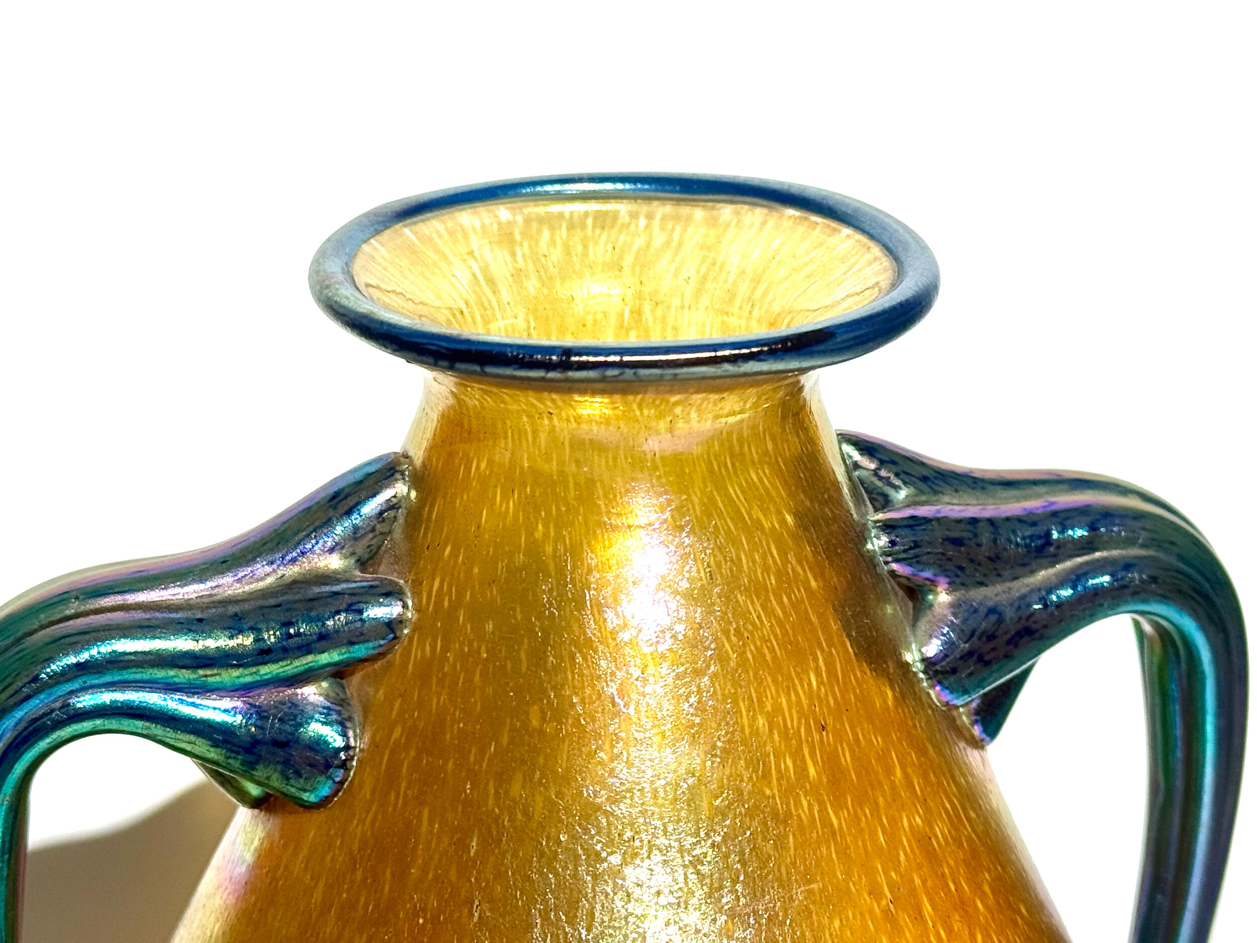 Inizio XX secolo Vaso Loetz Silberiris Oro Iridescente a due manici Art Nouveau in vendita