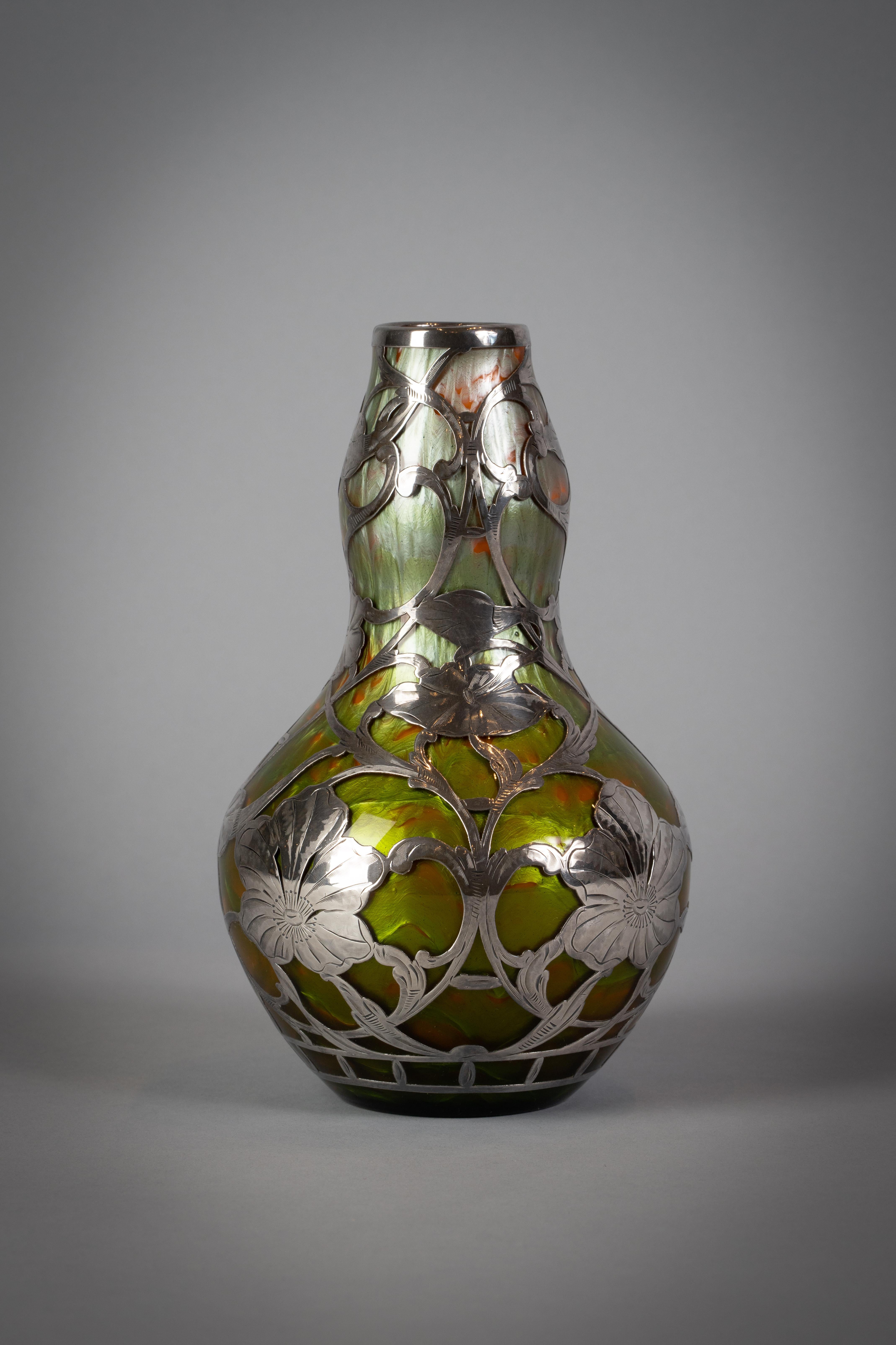 Austriaco Vaso in vetro Loetz Silver Overlay 