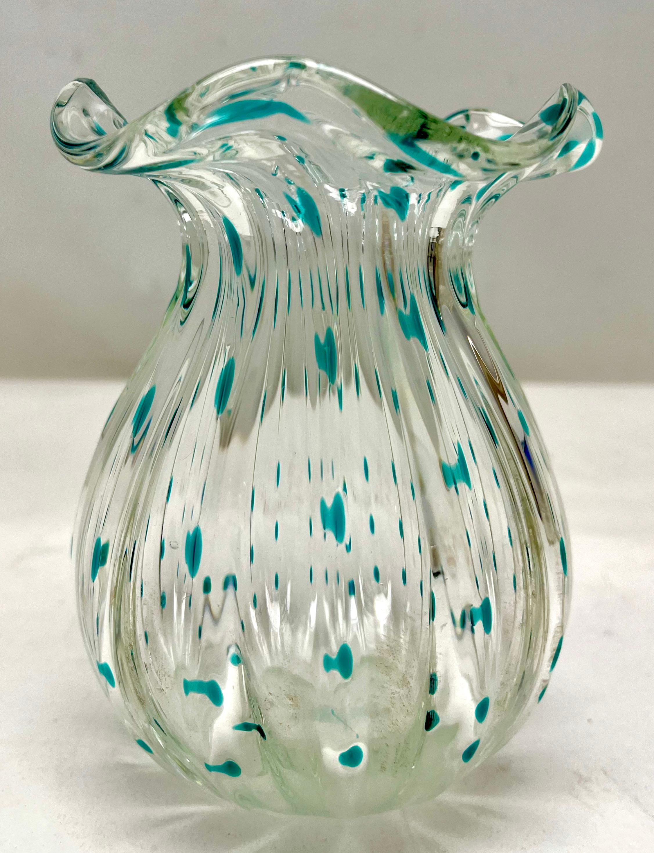 Loetz Jugendstil Vase mit Details aus Colered Dots Glas 1930er Jahre
Wunderschön dekoriertes Glas
Selten zu finden mit Originalzustand 

Das Stück ist in gutem Zustand und eine echte Schönheit!
Die Fotografie schafft es nicht, die einfache Eleganz