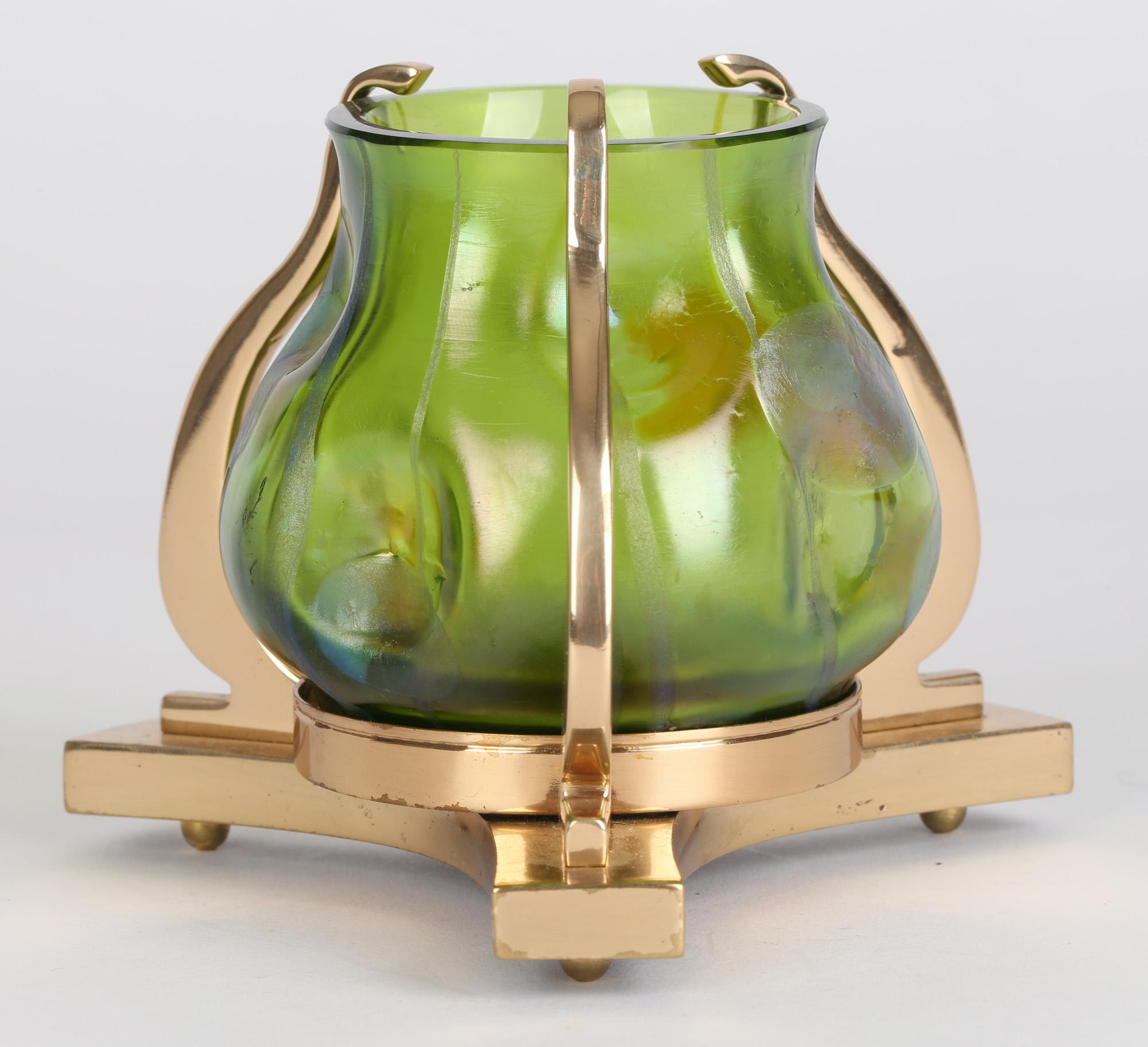 Austriaco Loetz Streifen Und Flecken Vaso in vetro artistico con montatura in ottone in vendita