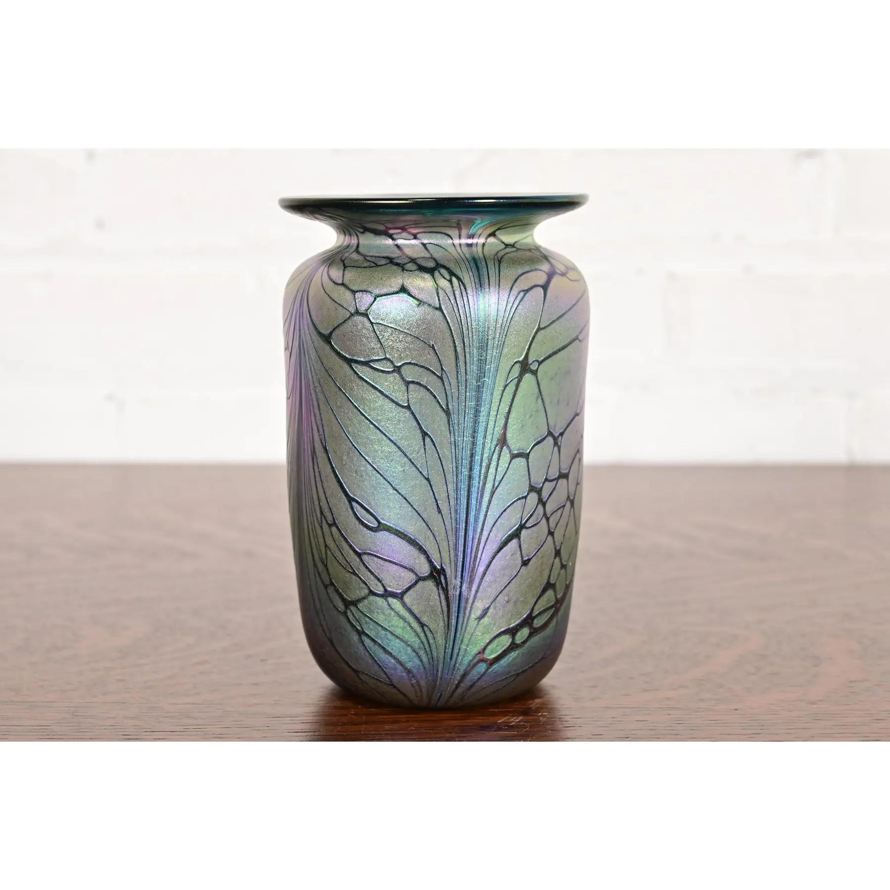 Uno splendido vaso in vetro artistico iridescente in stile Art Nouveau

Alla maniera di Loetz

Stati Uniti, circa fine XX secolo

Misure: 4 