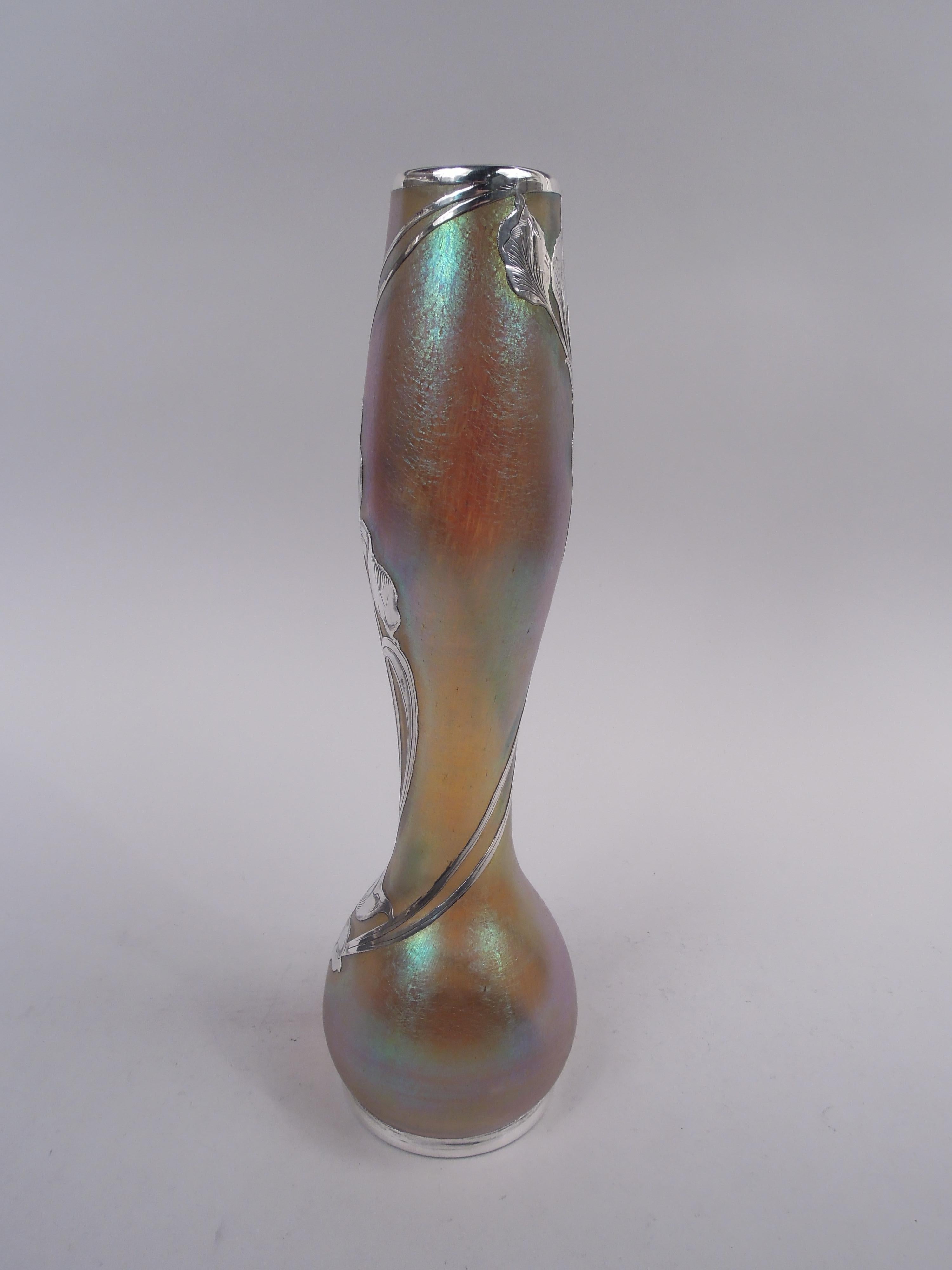 Vase en verre Art nouveau fabriqué par l'historique Loetz, avec un revêtement en argent gravé, vers 1900. Col haut et légèrement balustre et bol ovoïde. Superposition sous forme de têtes de fleurs lâches et fluides avec des vrilles enveloppantes