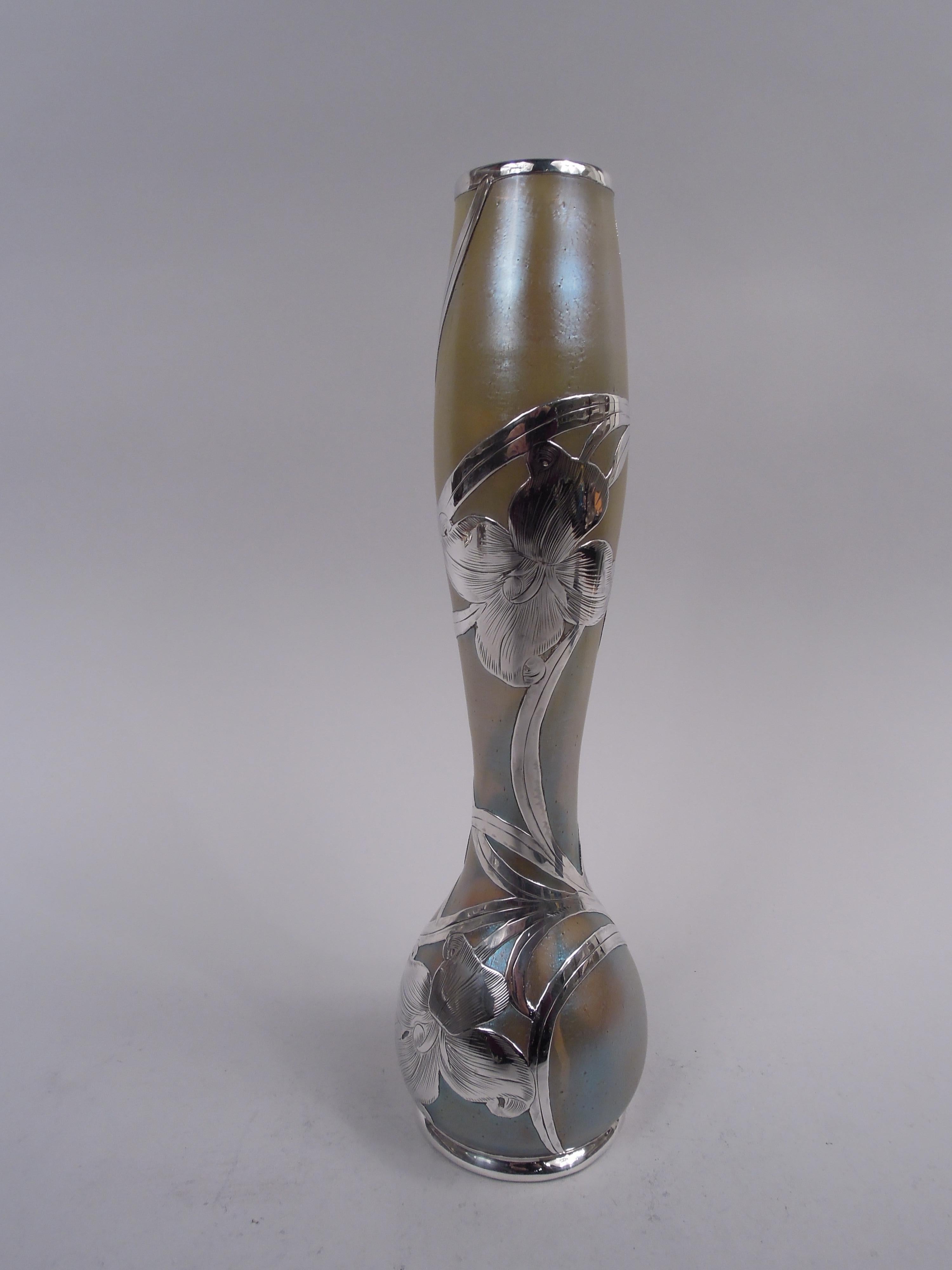 Austriaco Vaso alto Loetz Art Nouveau Iridescente con sovrapposizione floreale in argento in vendita