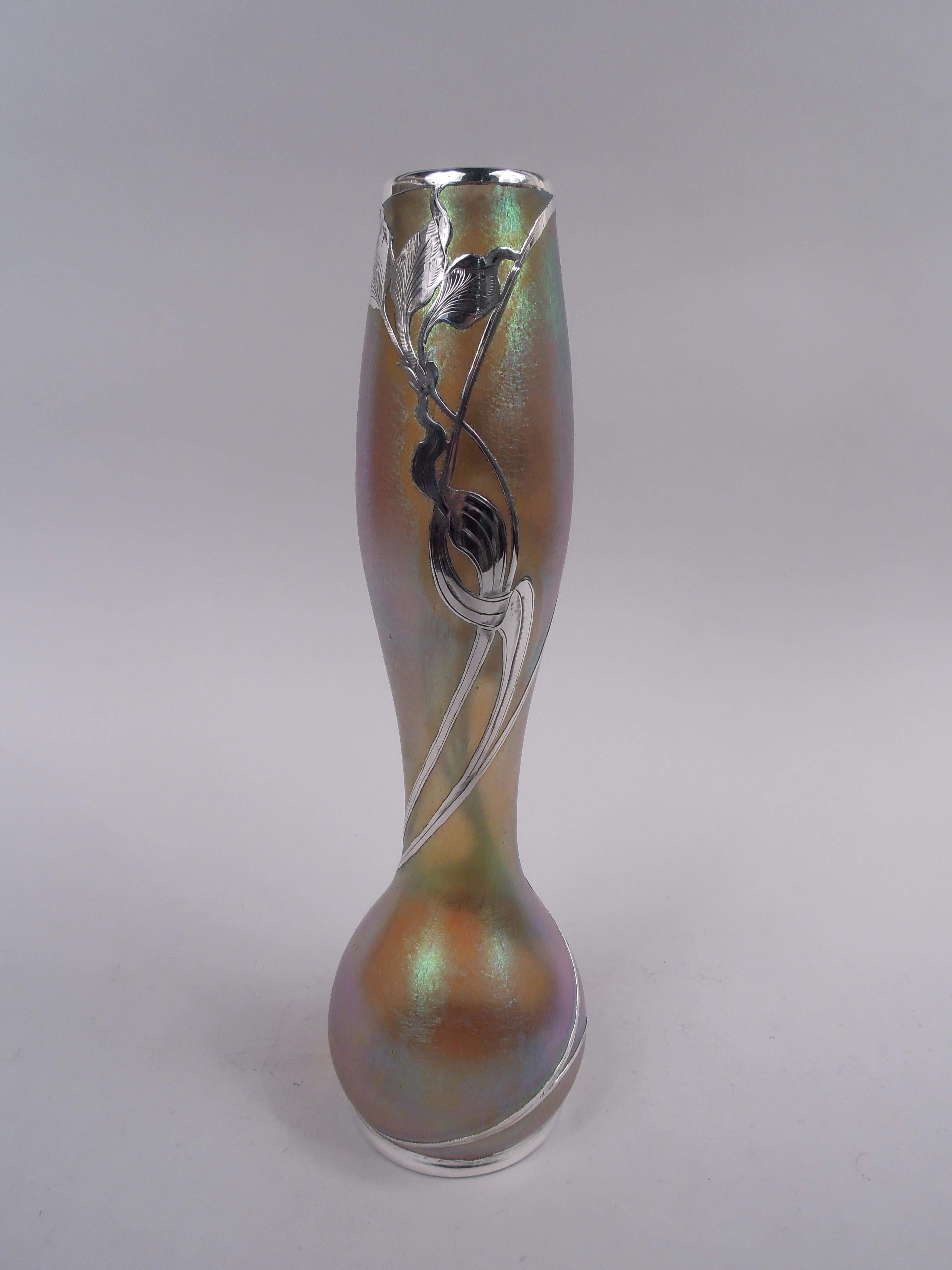 Art nouveau Grand vase irisé Art Nouveau de Loetz avec recouvrement floral en argent en vente