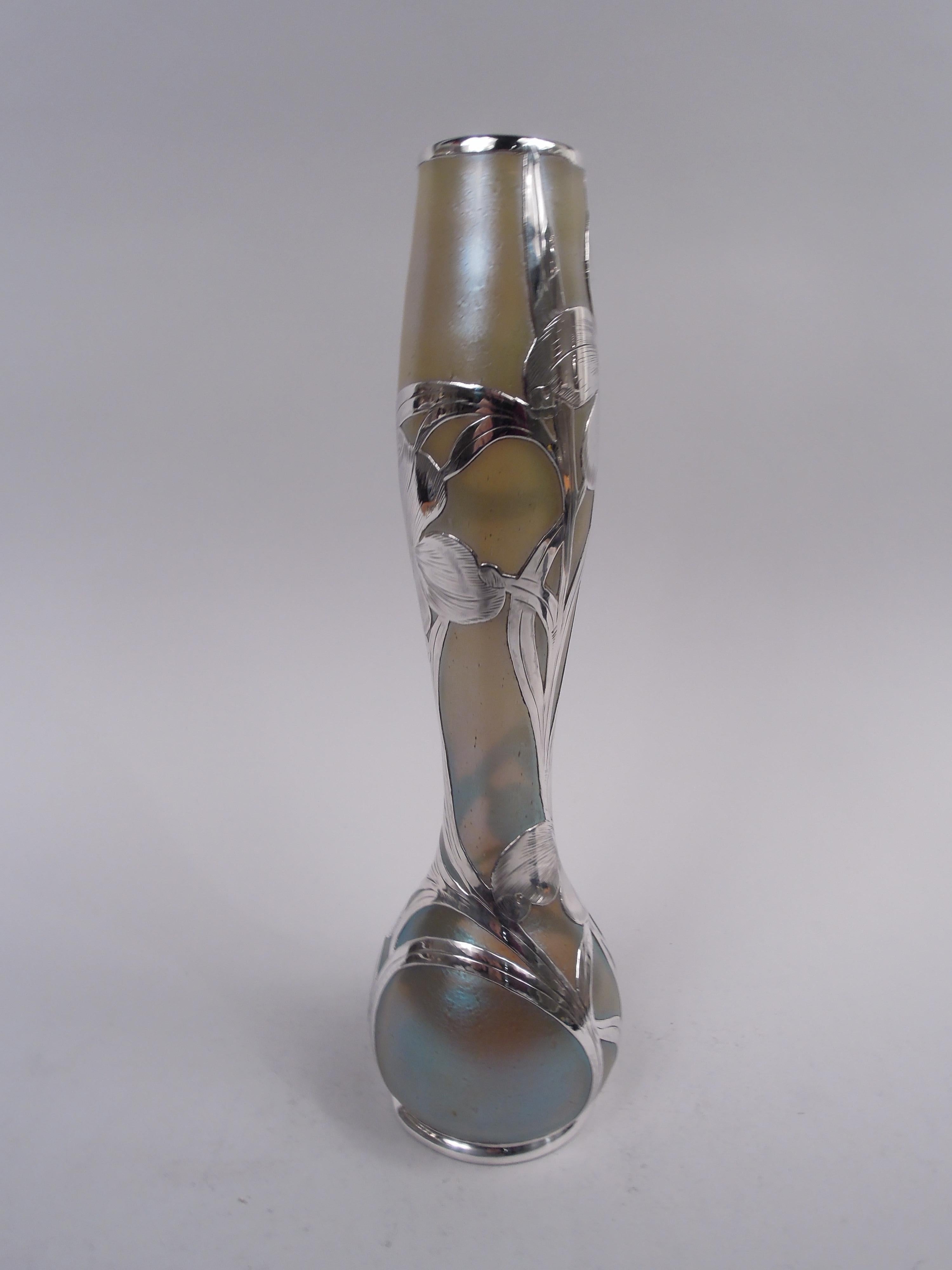 Vaso alto Loetz Art Nouveau Iridescente con sovrapposizione floreale in argento In condizioni buone in vendita a New York, NY
