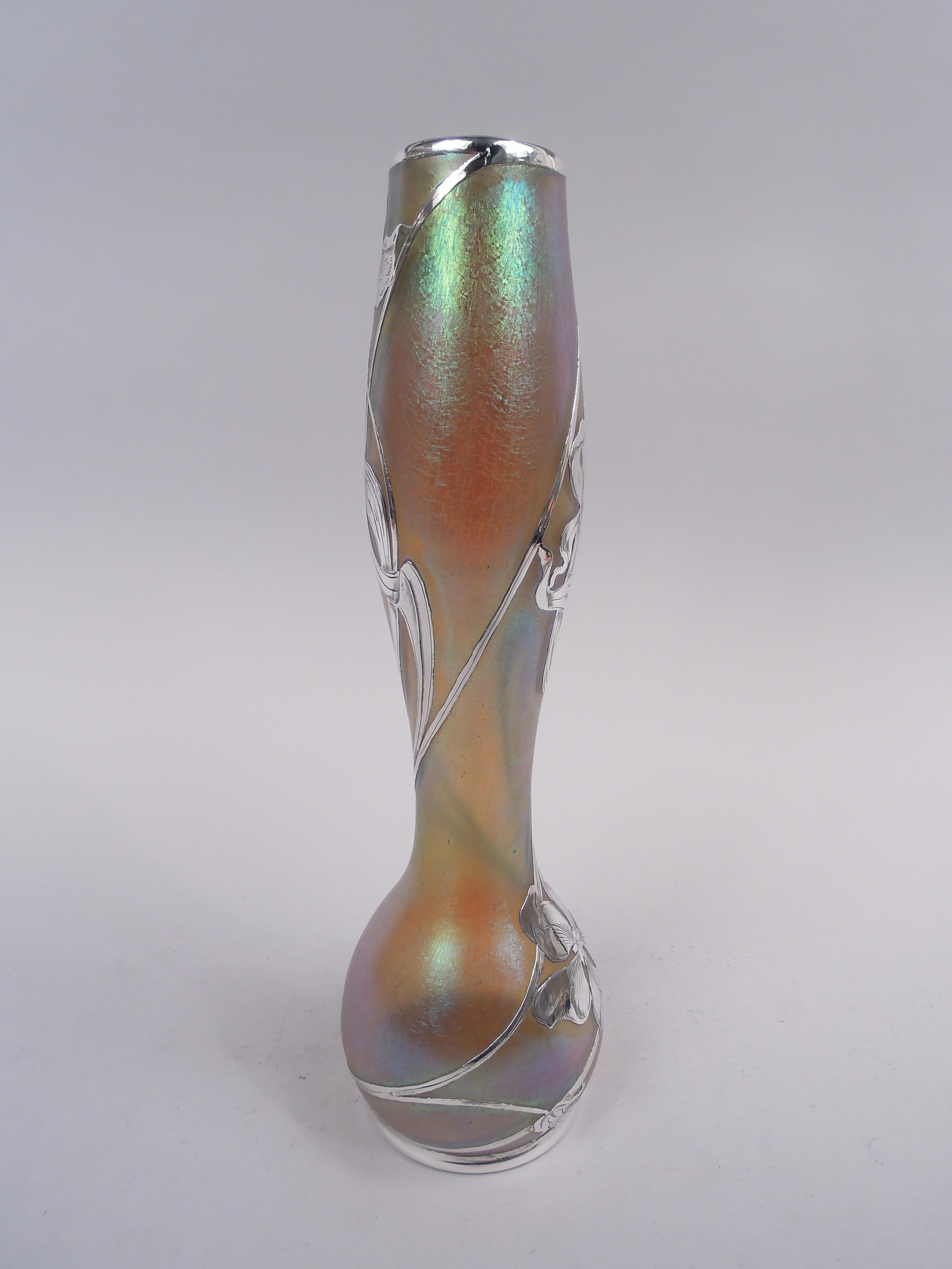 Autrichien Grand vase irisé Art Nouveau de Loetz avec recouvrement floral en argent en vente