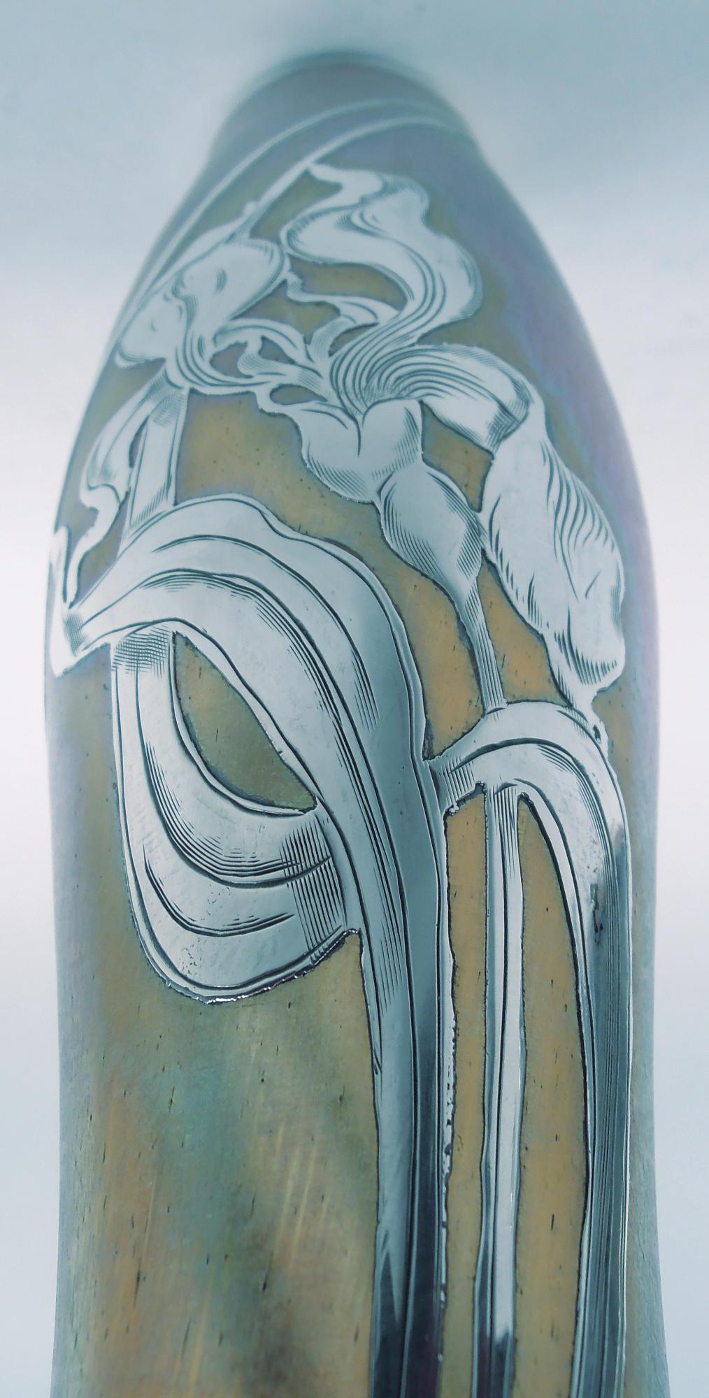 Gravé Grand vase irisé Art Nouveau de Loetz avec recouvrement floral en argent en vente