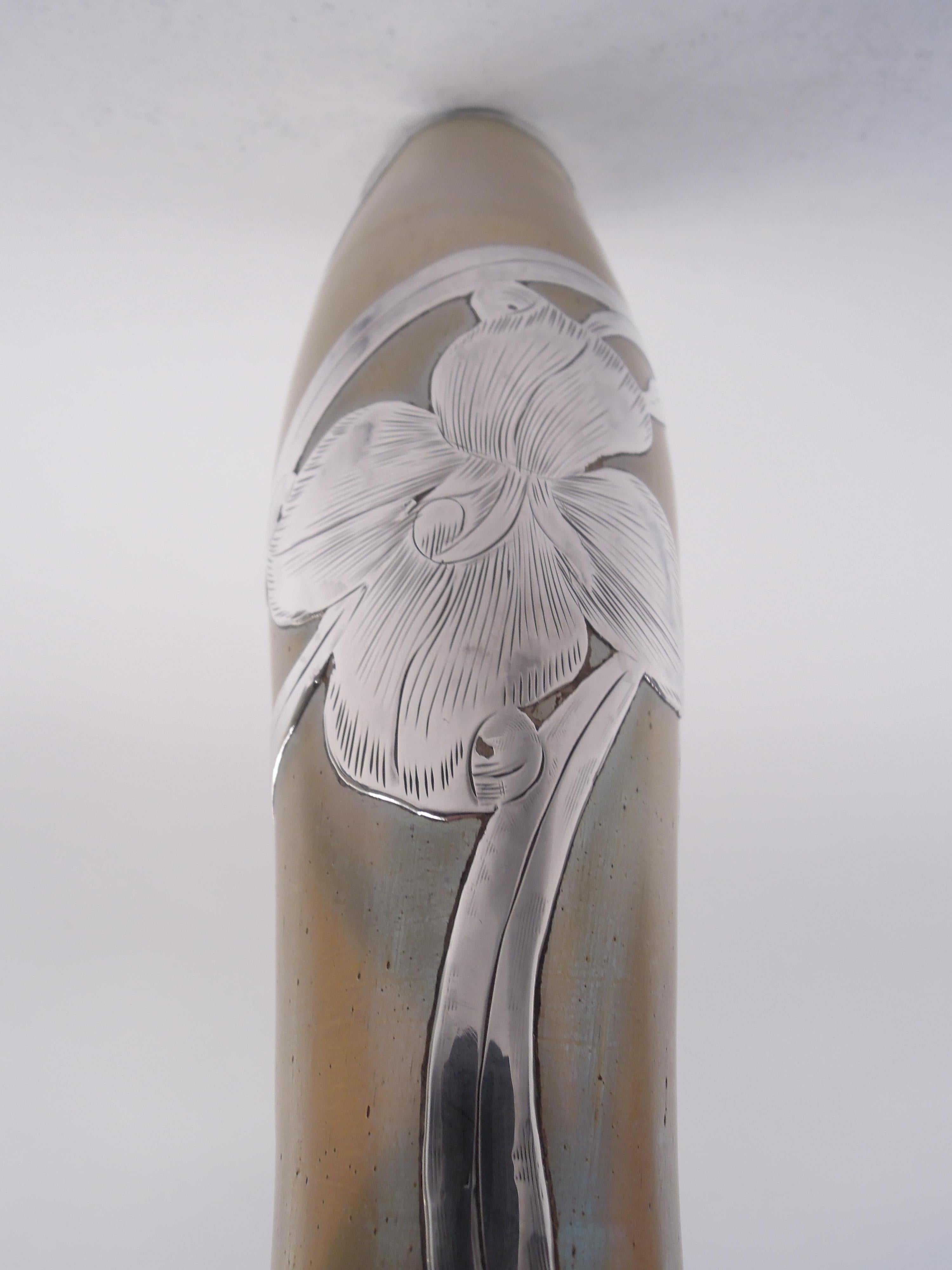 Argento Vaso alto Loetz Art Nouveau Iridescente con sovrapposizione floreale in argento in vendita