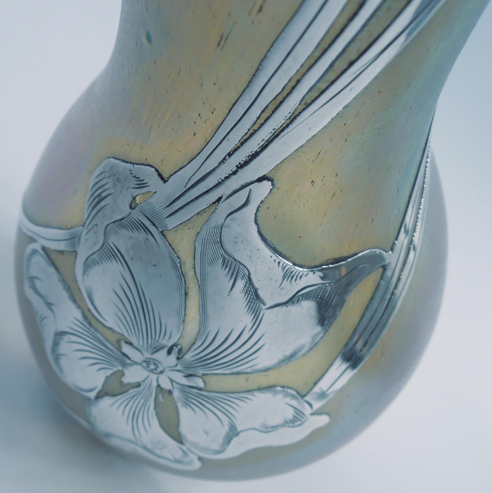 Grand vase irisé Art Nouveau de Loetz avec recouvrement floral en argent Bon état - En vente à New York, NY