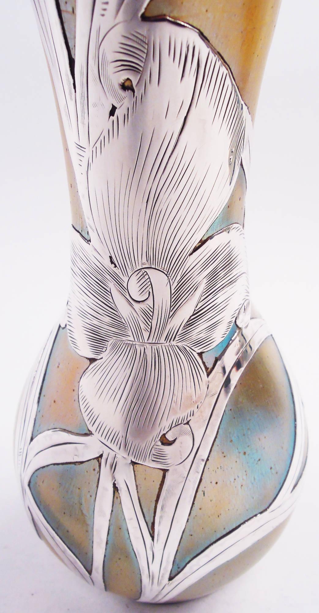 Vaso alto Loetz Art Nouveau Iridescente con sovrapposizione floreale in argento in vendita 1