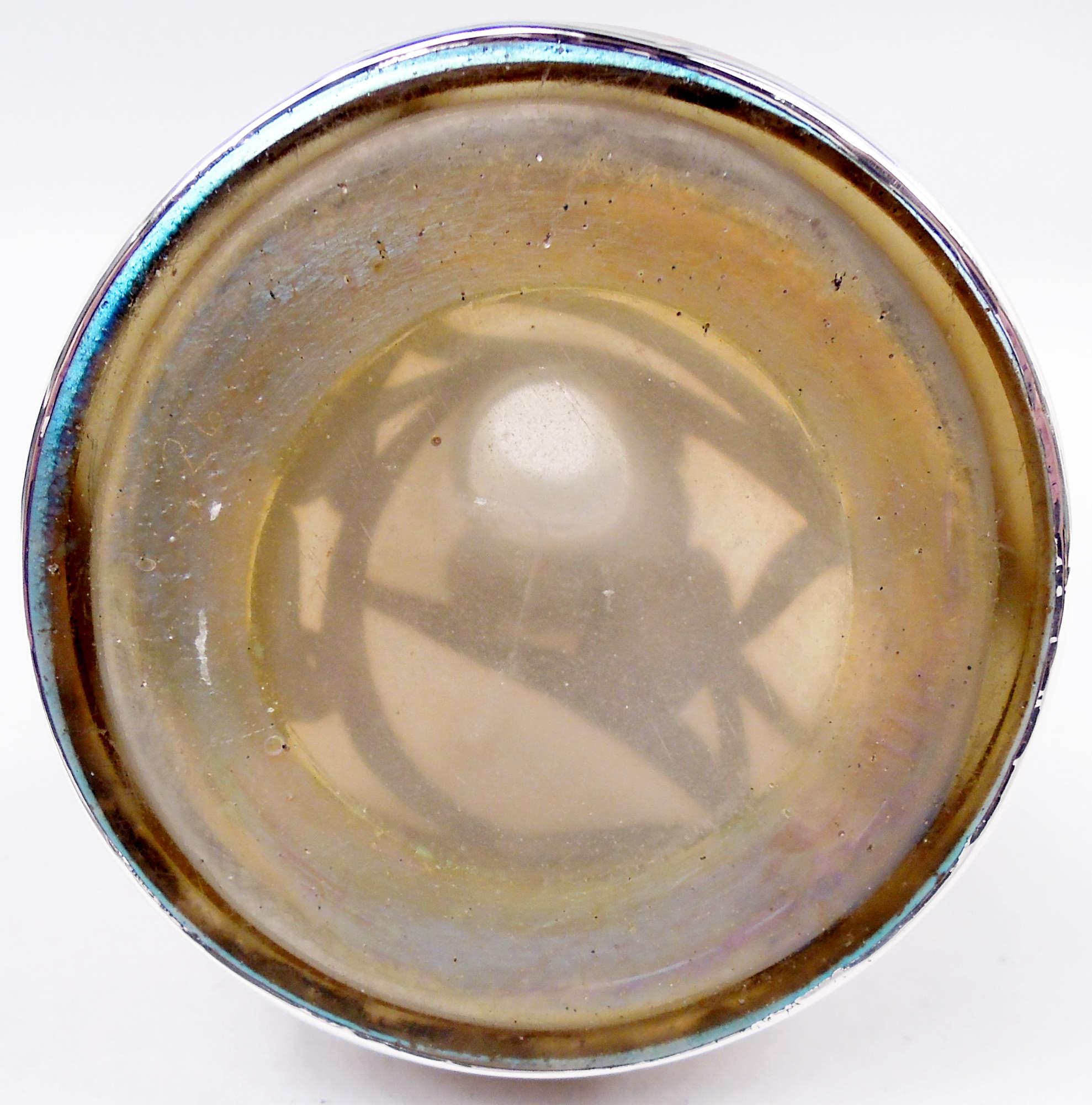 Vaso alto Loetz Art Nouveau Iridescente con sovrapposizione floreale in argento in vendita 2