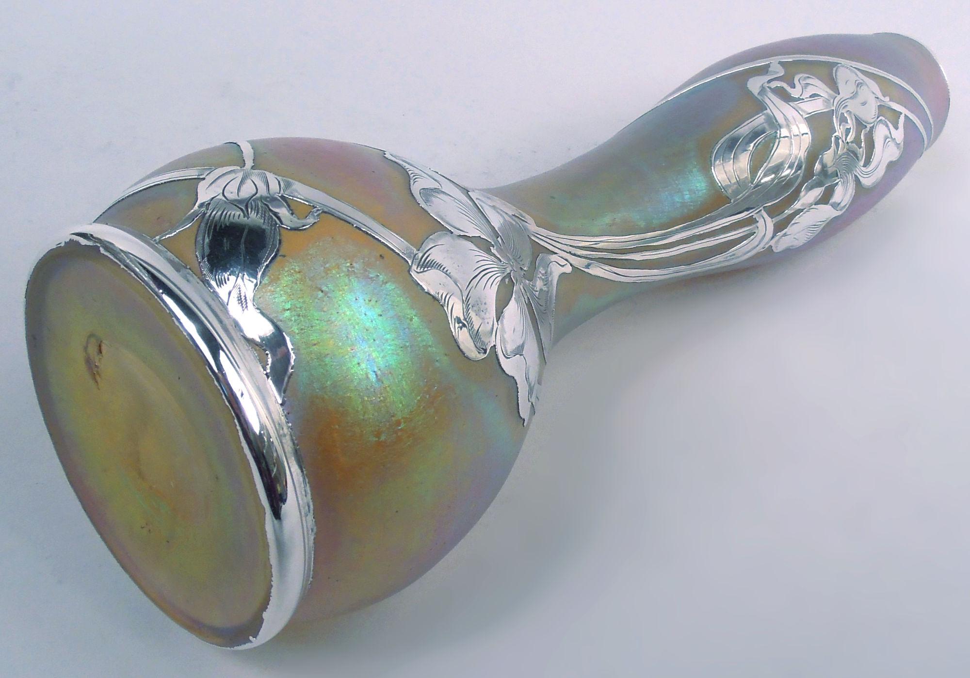 Grand vase irisé Art Nouveau de Loetz avec recouvrement floral en argent en vente 1
