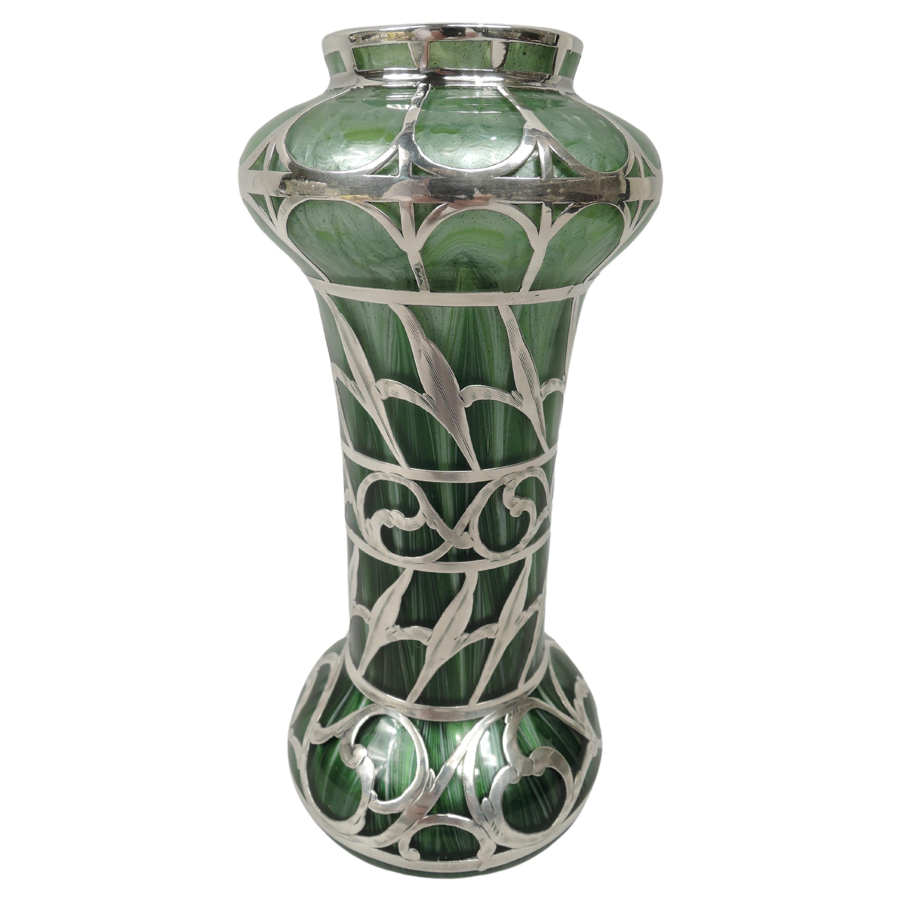 Loetz Titania Art Nouveau, vase recouvert d'argent vert en vente