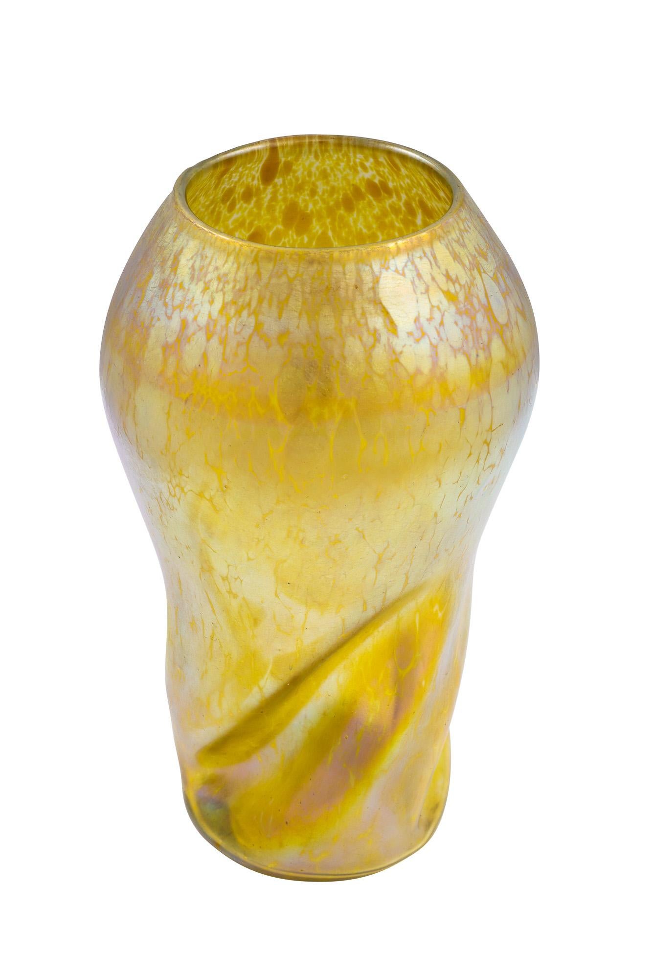 Loetz Vase Canidia Papillon Twisted Neck circa 1900 Art Nouveau Glass In Excellent Condition In Vienna, AT