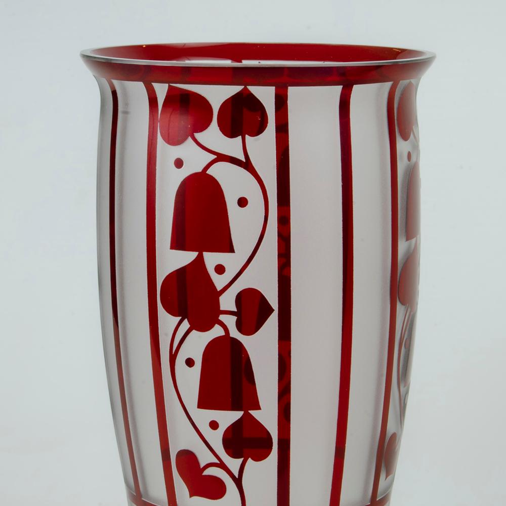 Glass vase, based on a design by Josef Hoffmann, around 1911, manufactured by Loetz Wwe., Klostermühle, around 1911/12, colorless glass, ruby ​​red stained and etched decoration, slightly fluorescent, flower and leaf stylization repeated all around