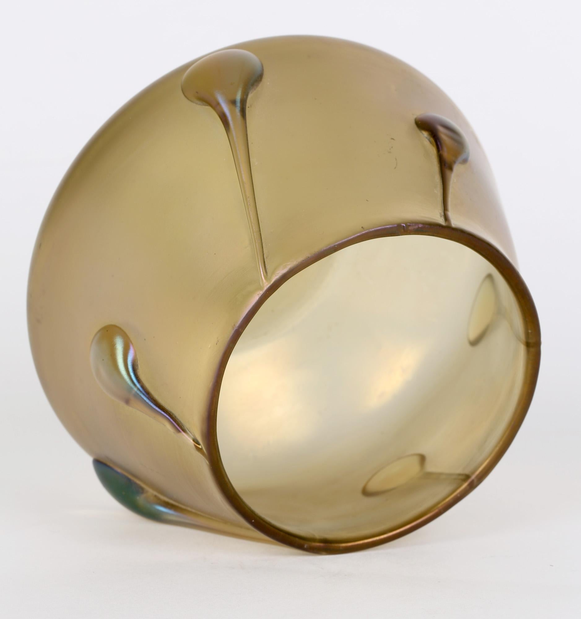 Loetz Vesuvian Candia Vaso in vetro iridescente con girini in vendita 4