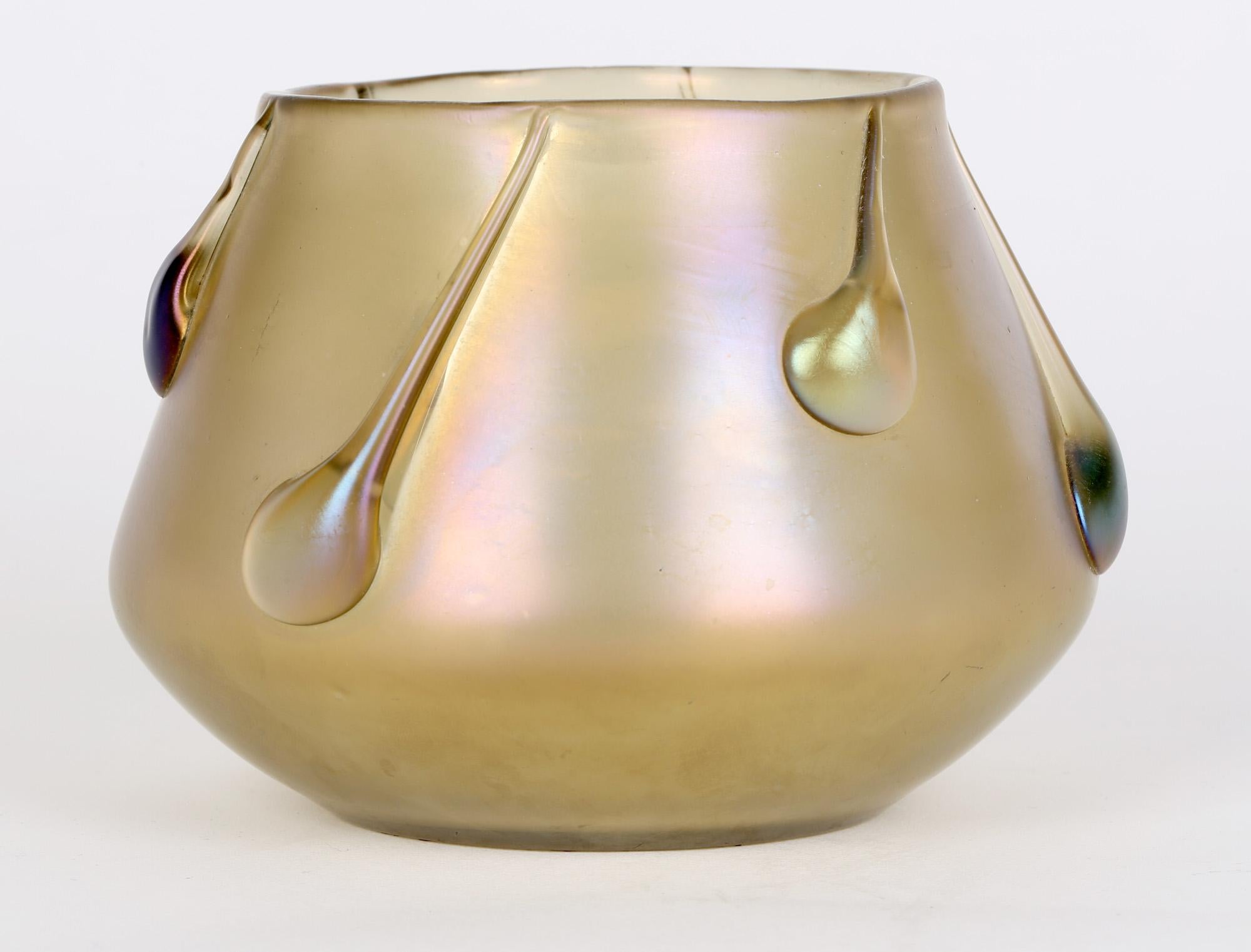 Stilvolle böhmische Vase aus irisierendem Candia-Glas mit Kaulquappen von Johann Loetz Witwe aus der Zeit um 1901. Die einfach geformte breite Vase hat einen wunderbaren goldenen Schimmer mit mehreren Farben und mit sechs Kaulquappenmustern, die um