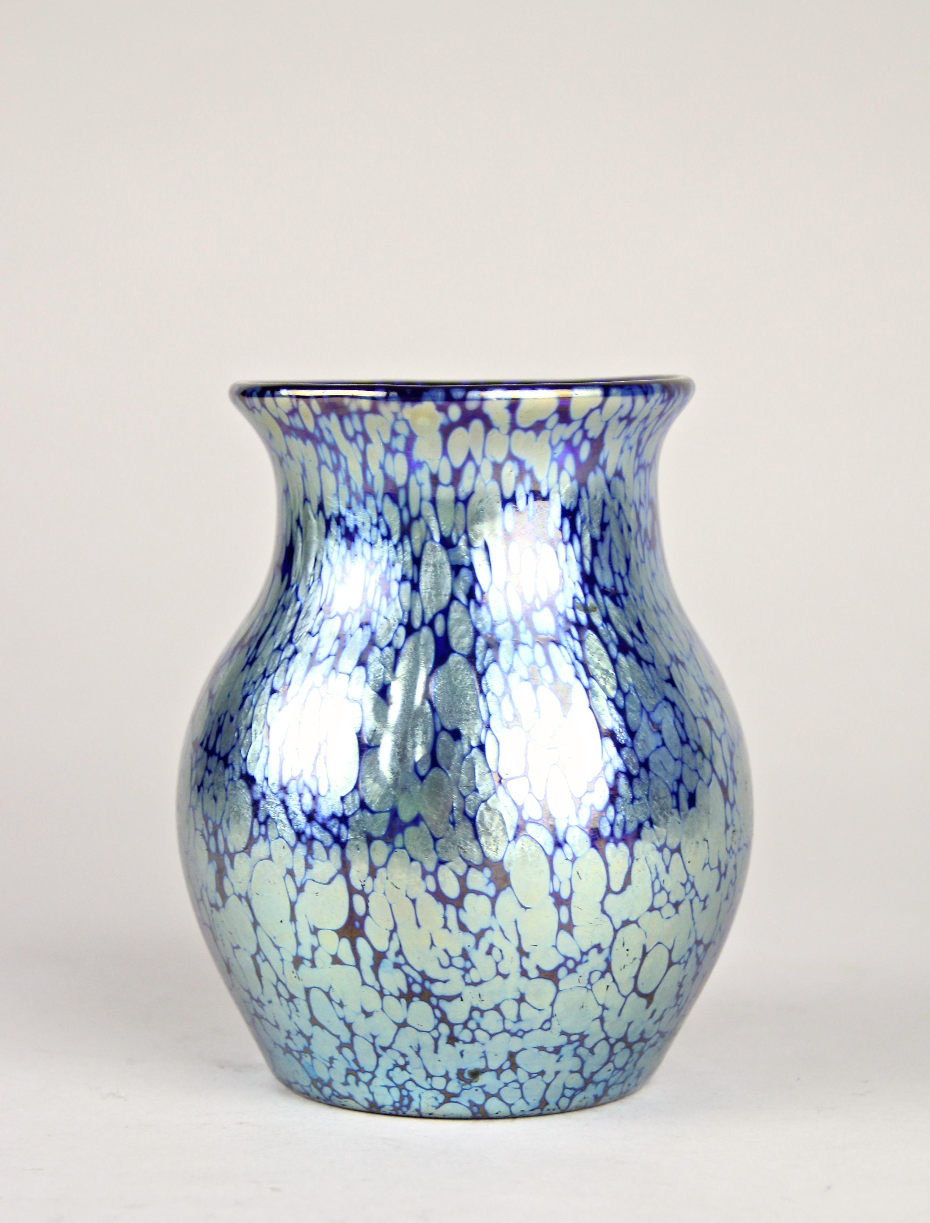 Sehr dekorative Loetz Witwe Glasvase in Dekor Kobalt Papillon aus der Jugendstilzeit in Böhmen, um 1903. Diese prächtige Vase aus den Werkstätten in Klostermühle zeigt einen schön geformten bauchigen Körper aus dunkelblauem Glas. Ein auffälliges