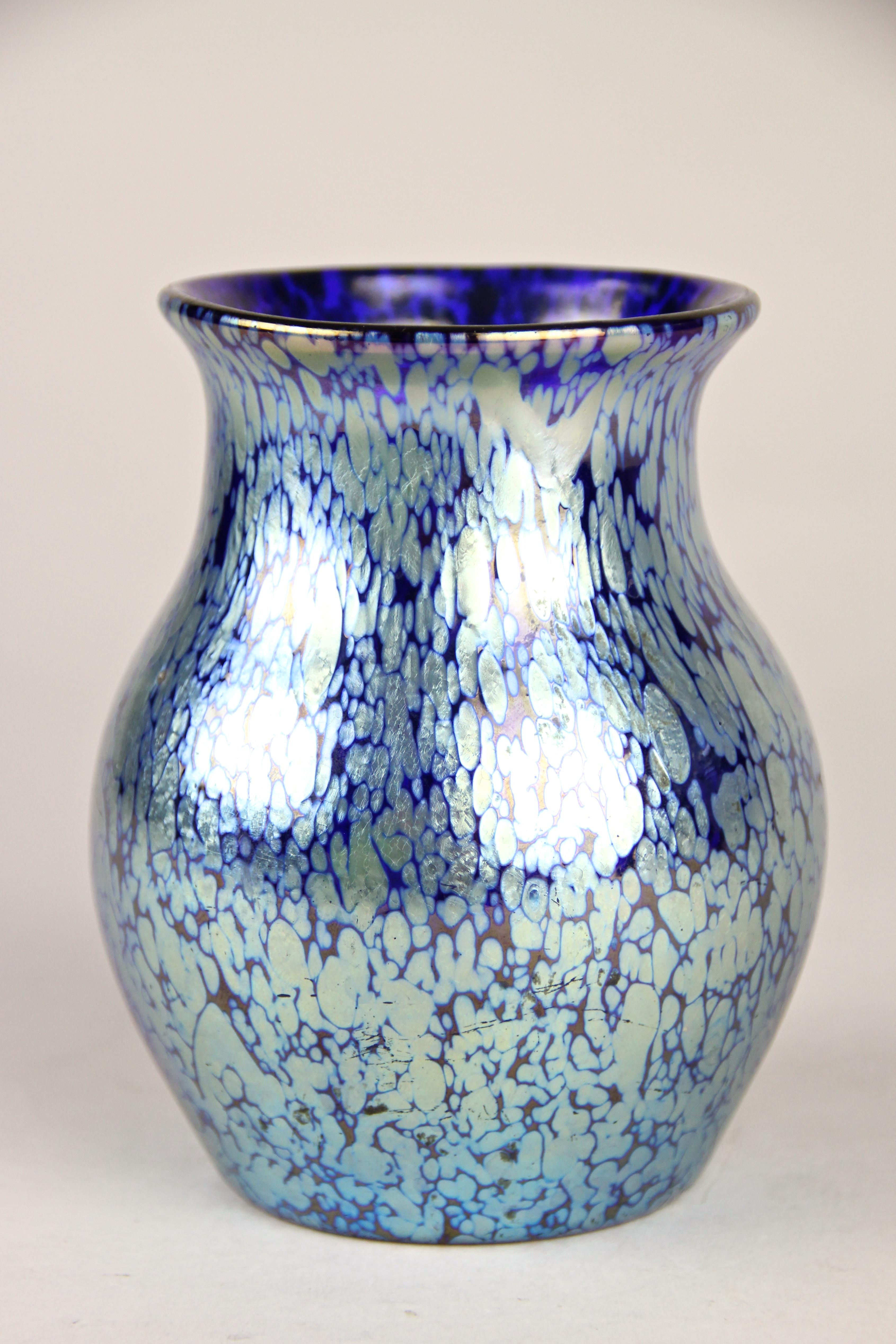 Art Nouveau Vaso in vetro Art Decor Cobalto Papillon di Loetz Glass, Boemia, circa 1903 in vendita