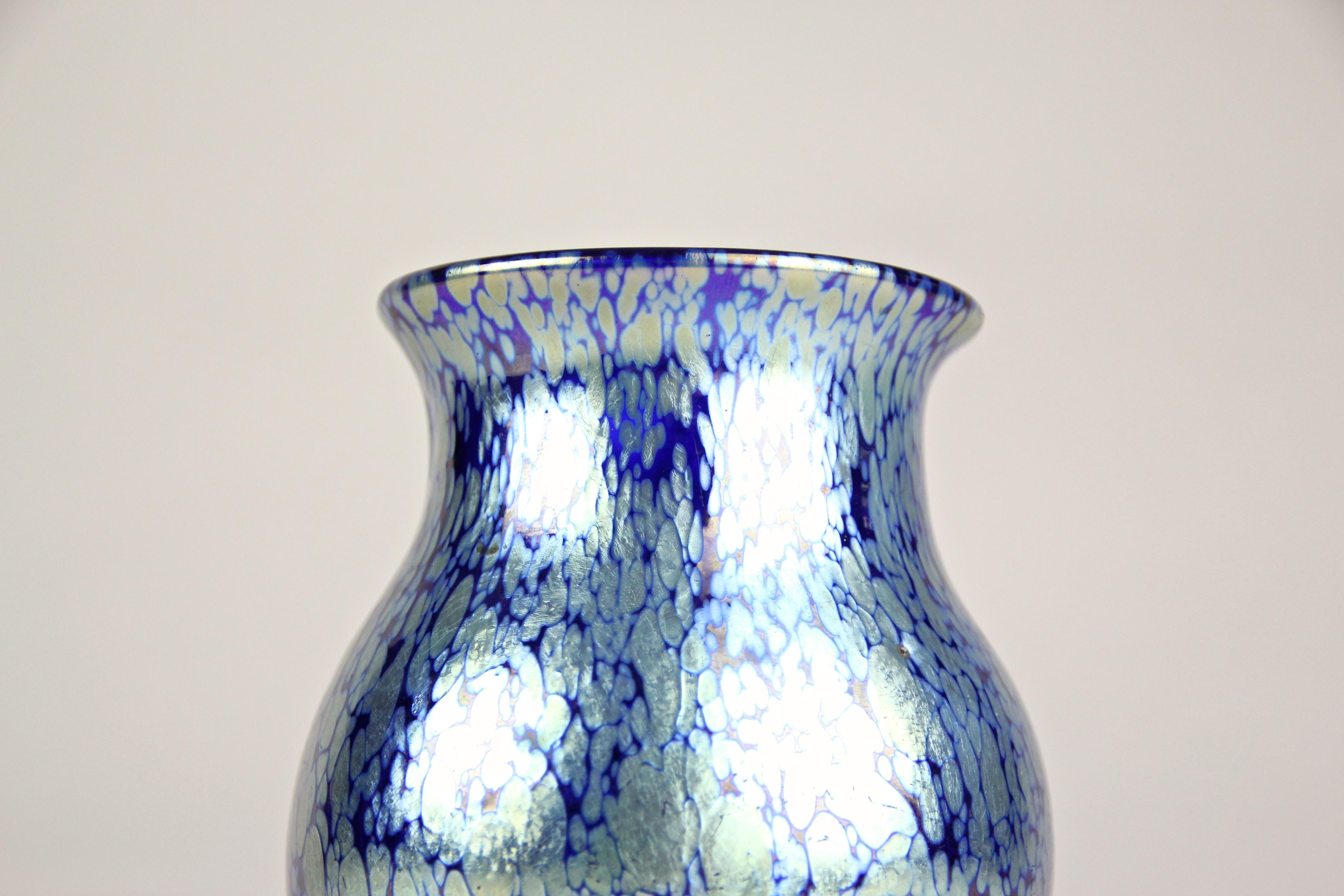 Loetz Witwe Art Nouveau Glass Vase Decor Cobalt Papillon, Bohemia, circa 1903 In Good Condition For Sale In Lichtenberg, AT