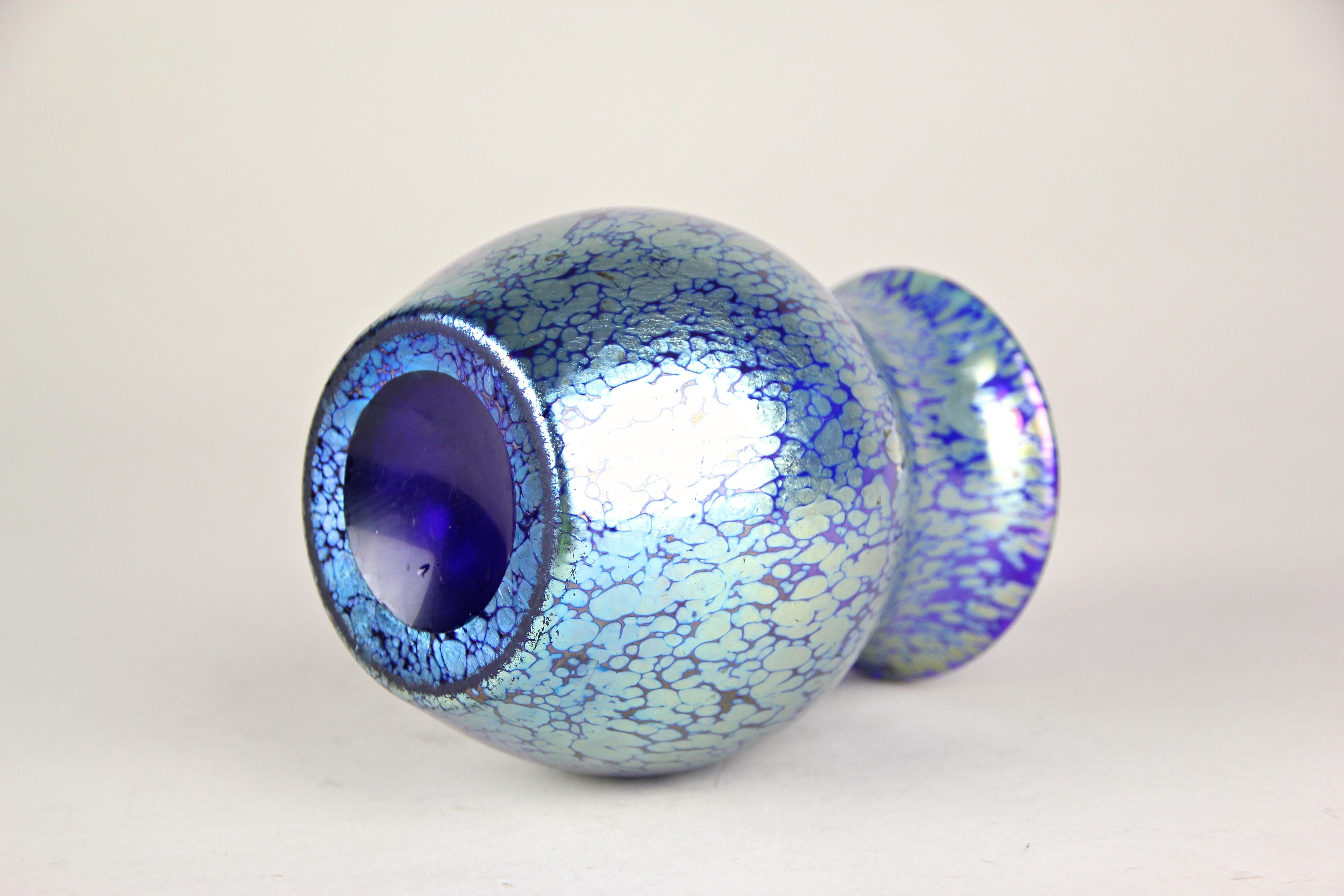 Vetro soffiato Vaso in vetro Art Decor Cobalto Papillon di Loetz Glass, Boemia, circa 1903 in vendita