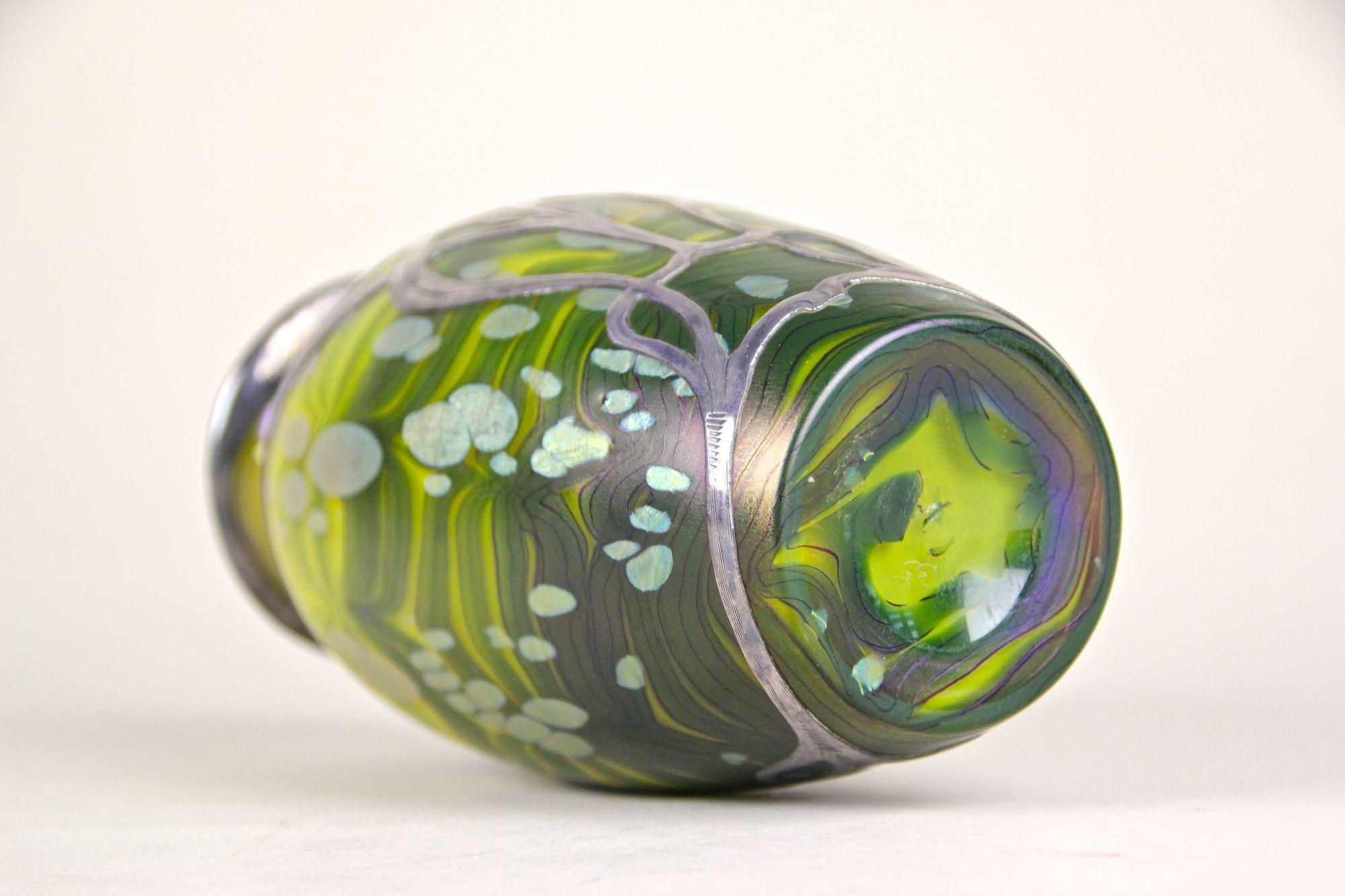Vase en verre Witwe jauneytisus recouvert d'argent Loetz, CZ, circa 1902 en vente 2