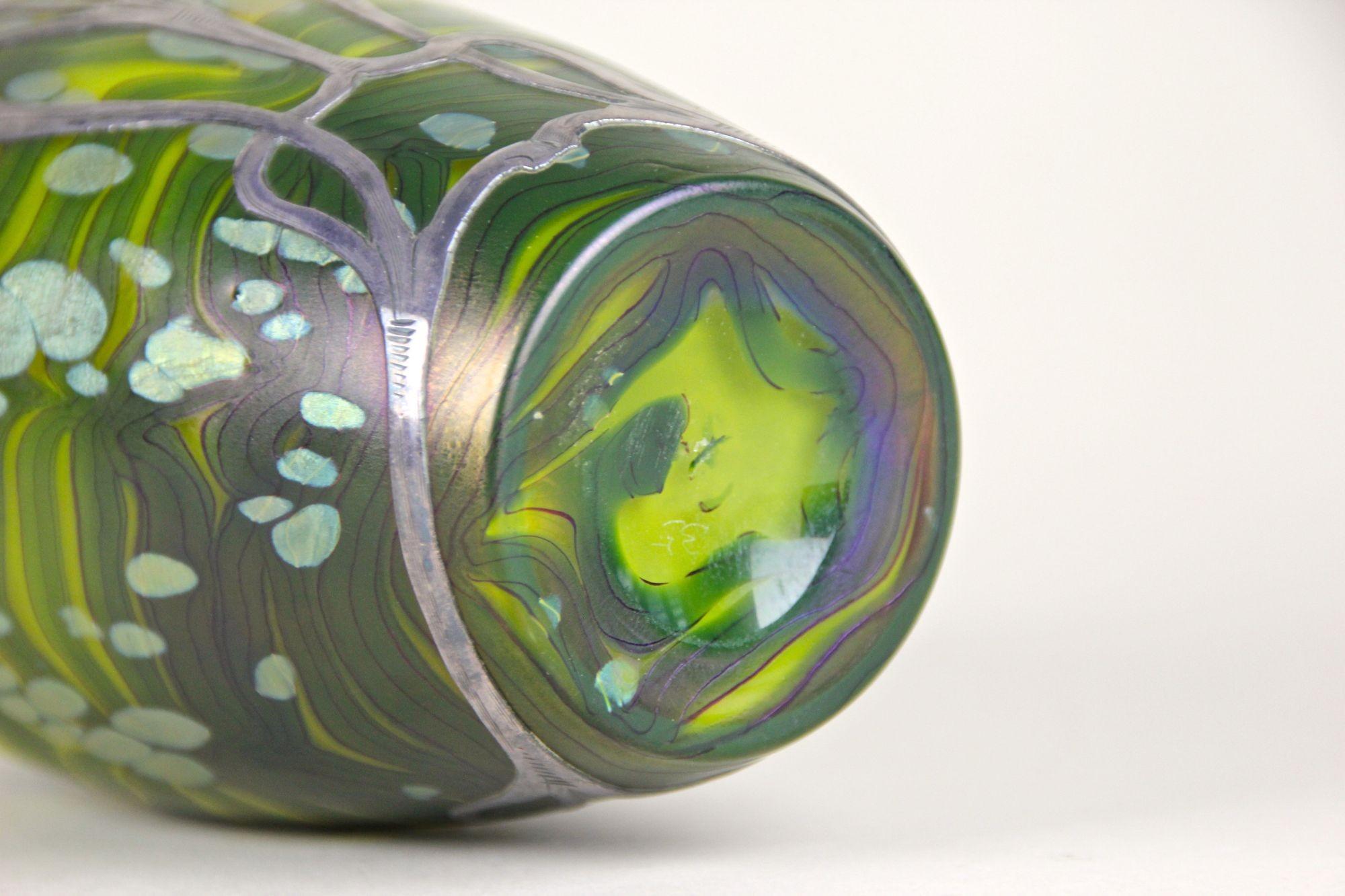 Vase en verre Witwe jauneytisus recouvert d'argent Loetz, CZ, circa 1902 en vente 3